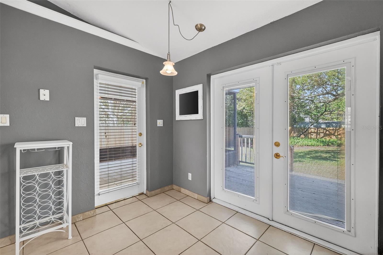 Listing photo id 7 for 2919 Hargill Drive