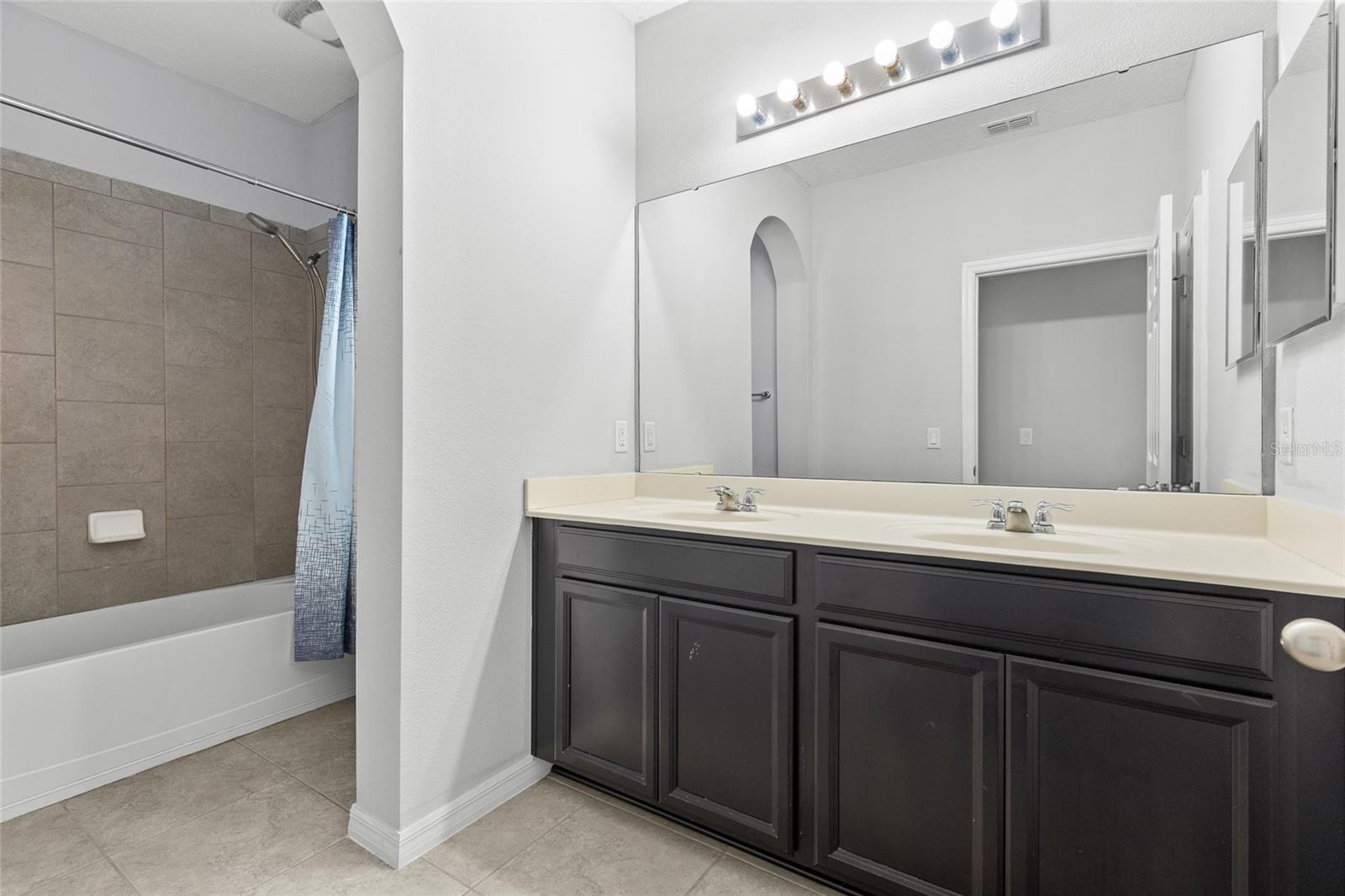 Image 32 of 41 For 14903 Fells Lane