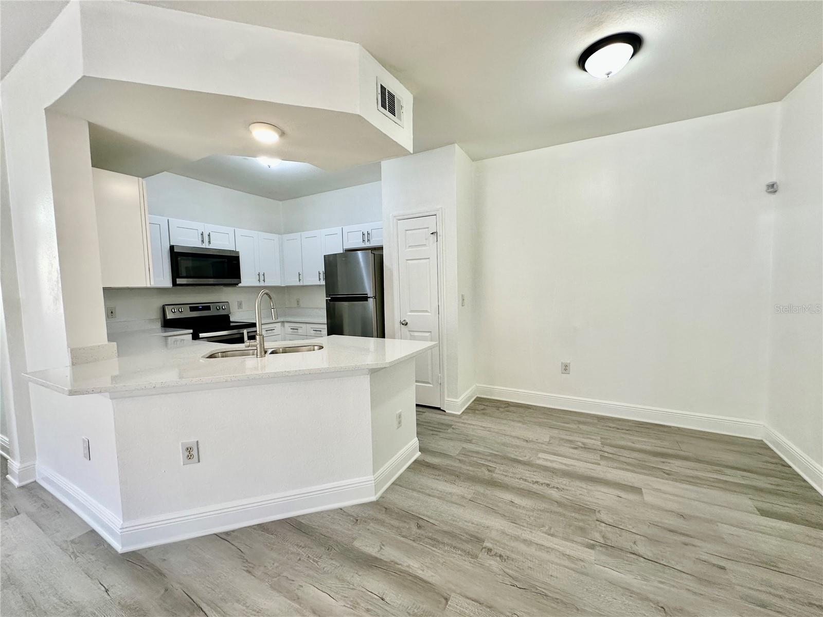 Image 10 of 20 For 1990 Erving Circle 101