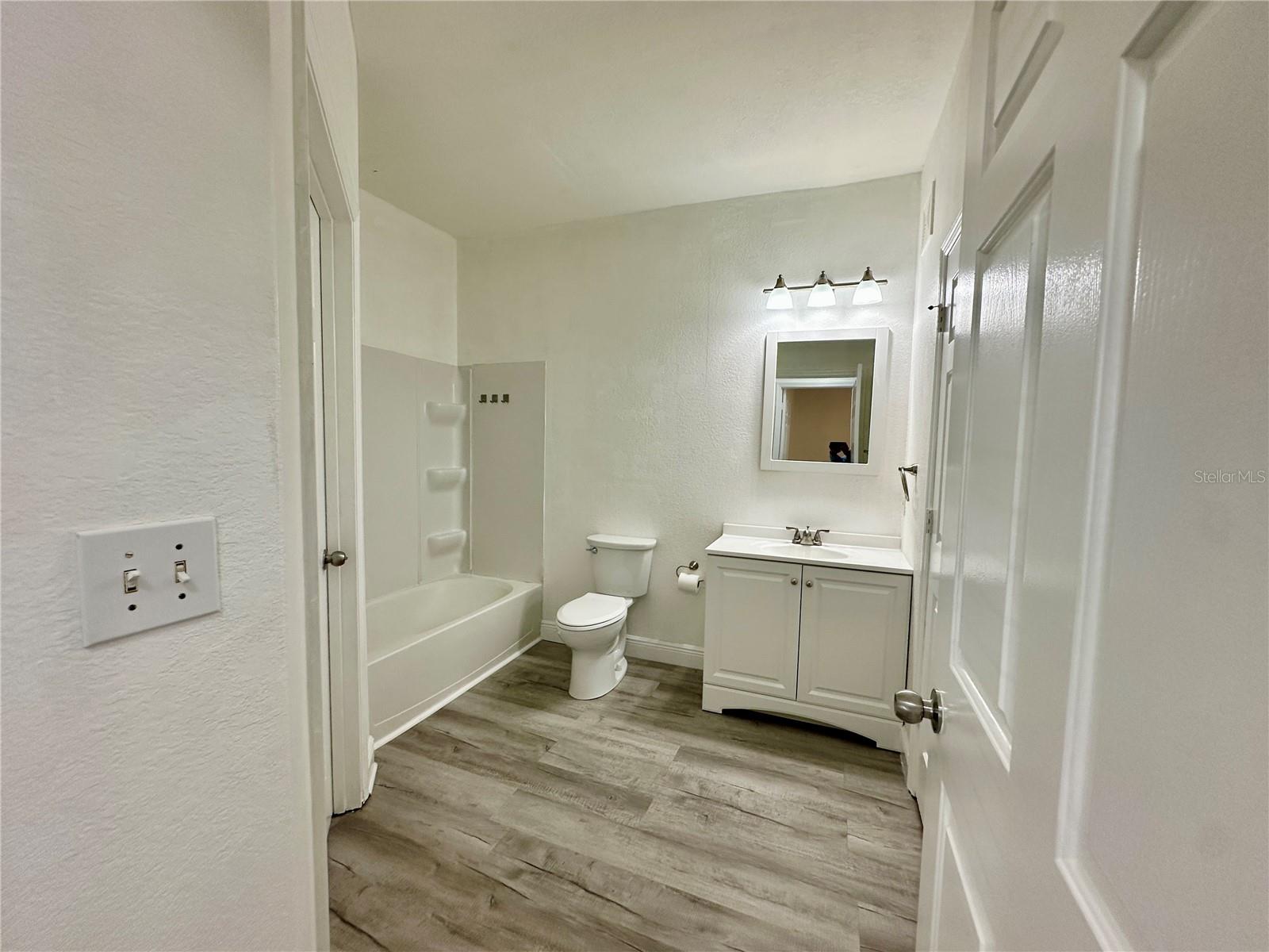 Image 17 of 20 For 1990 Erving Circle 101