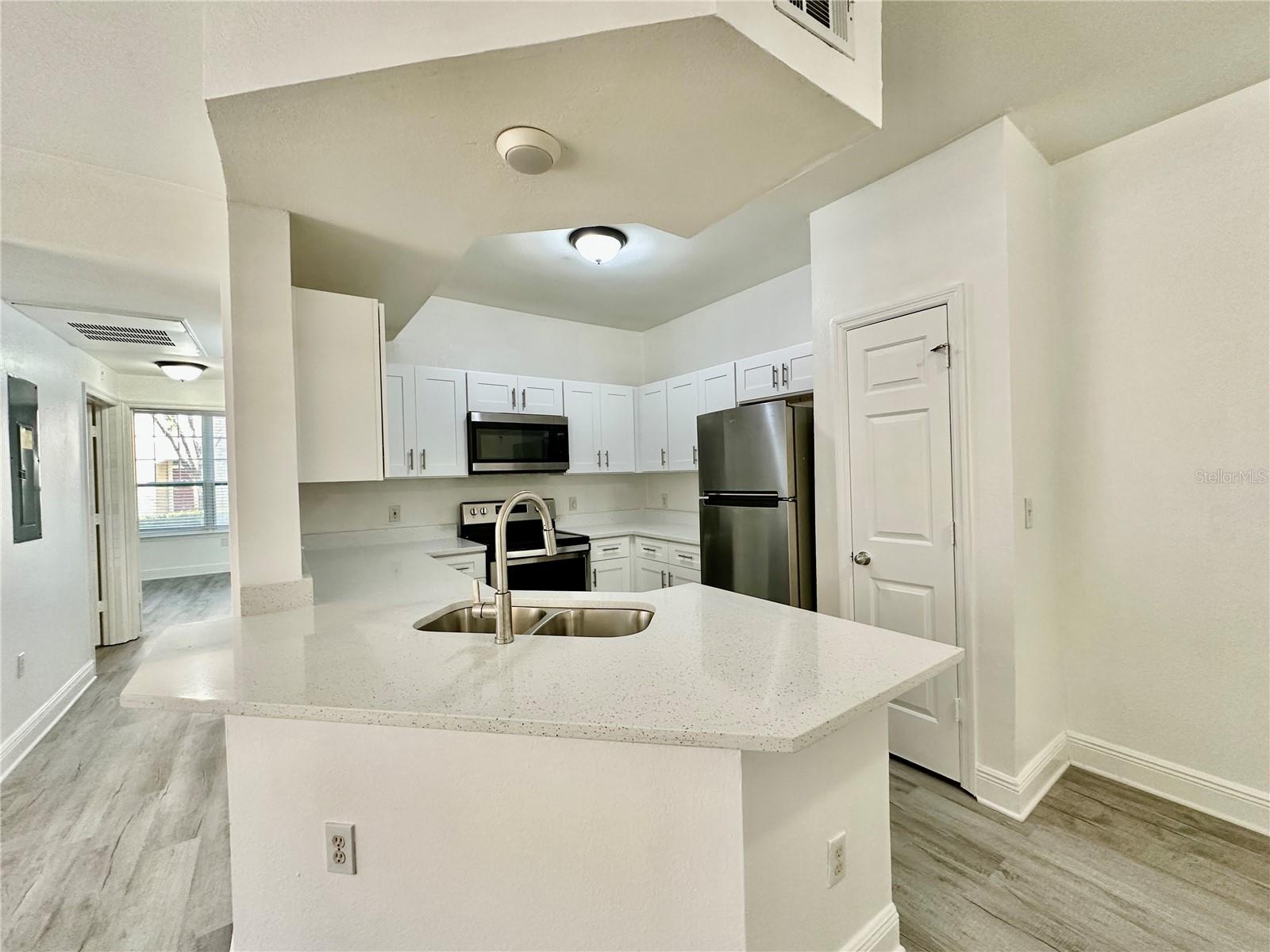 Image 5 of 20 For 1990 Erving Circle 101