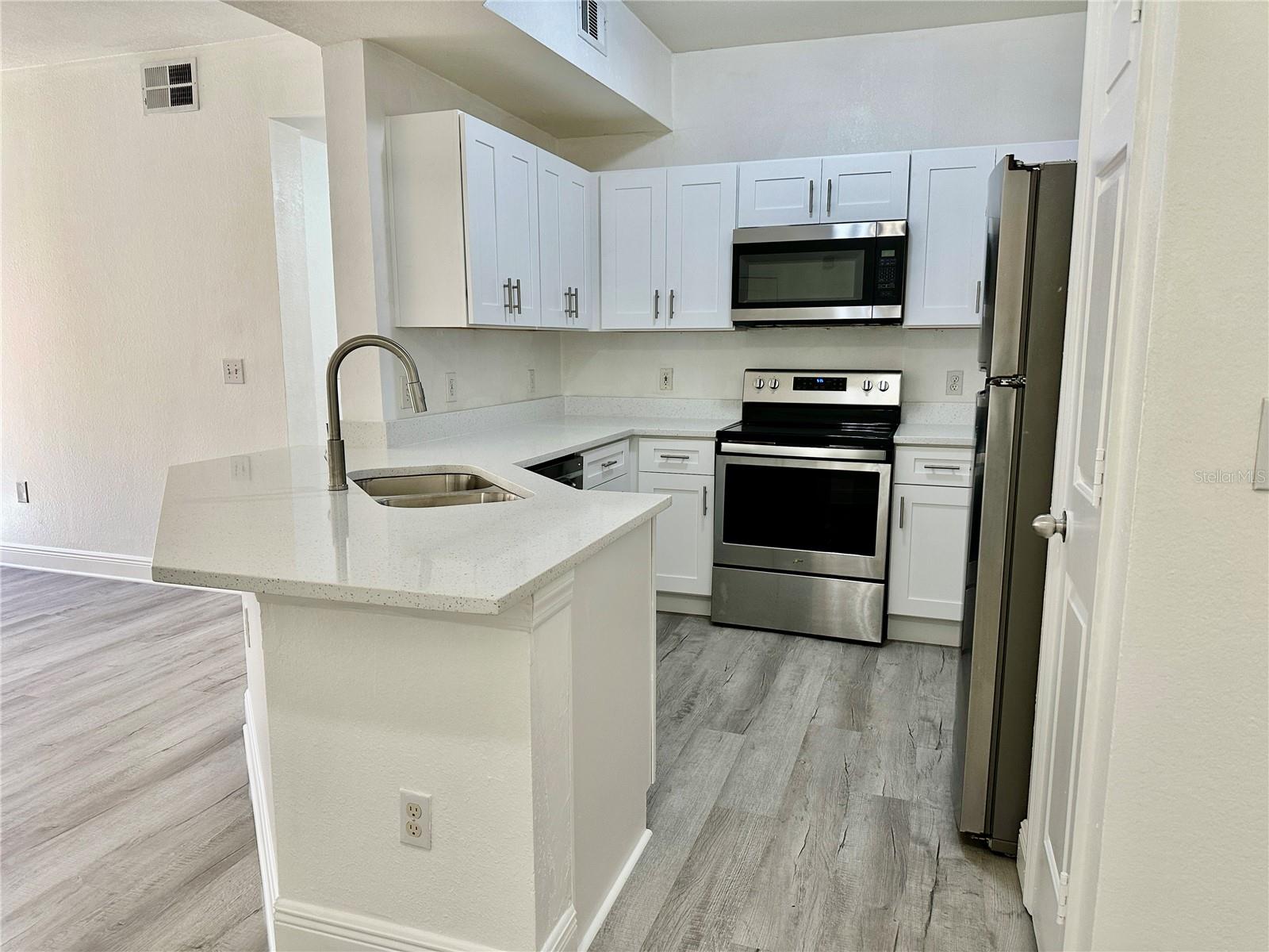 Image 6 of 20 For 1990 Erving Circle 101