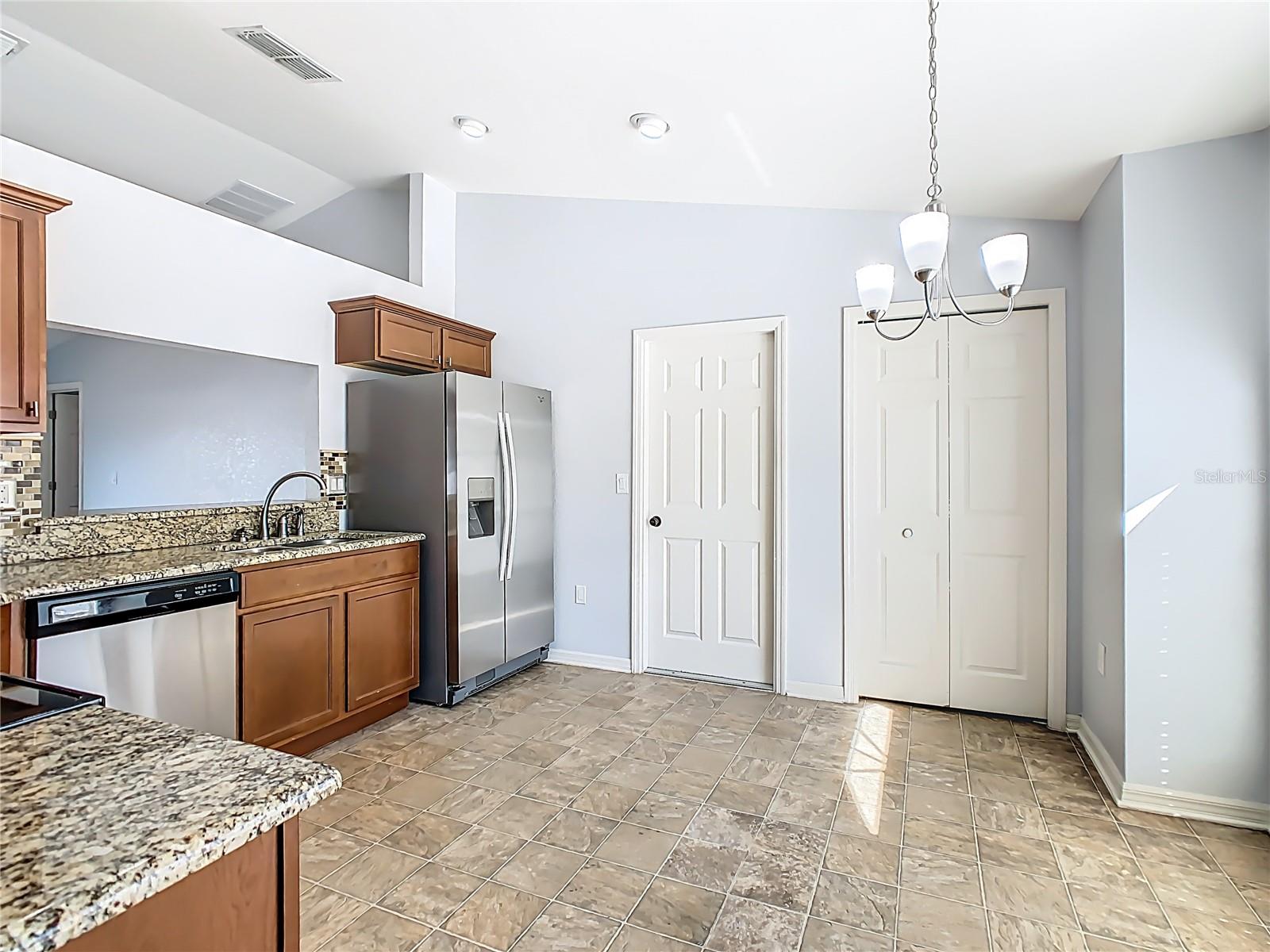 Image 3 of 50 For 931 Kingfisher Drive