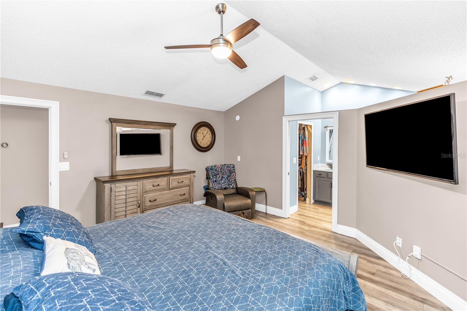 Image 10 of 37 For 404 Glen Abbey Lane