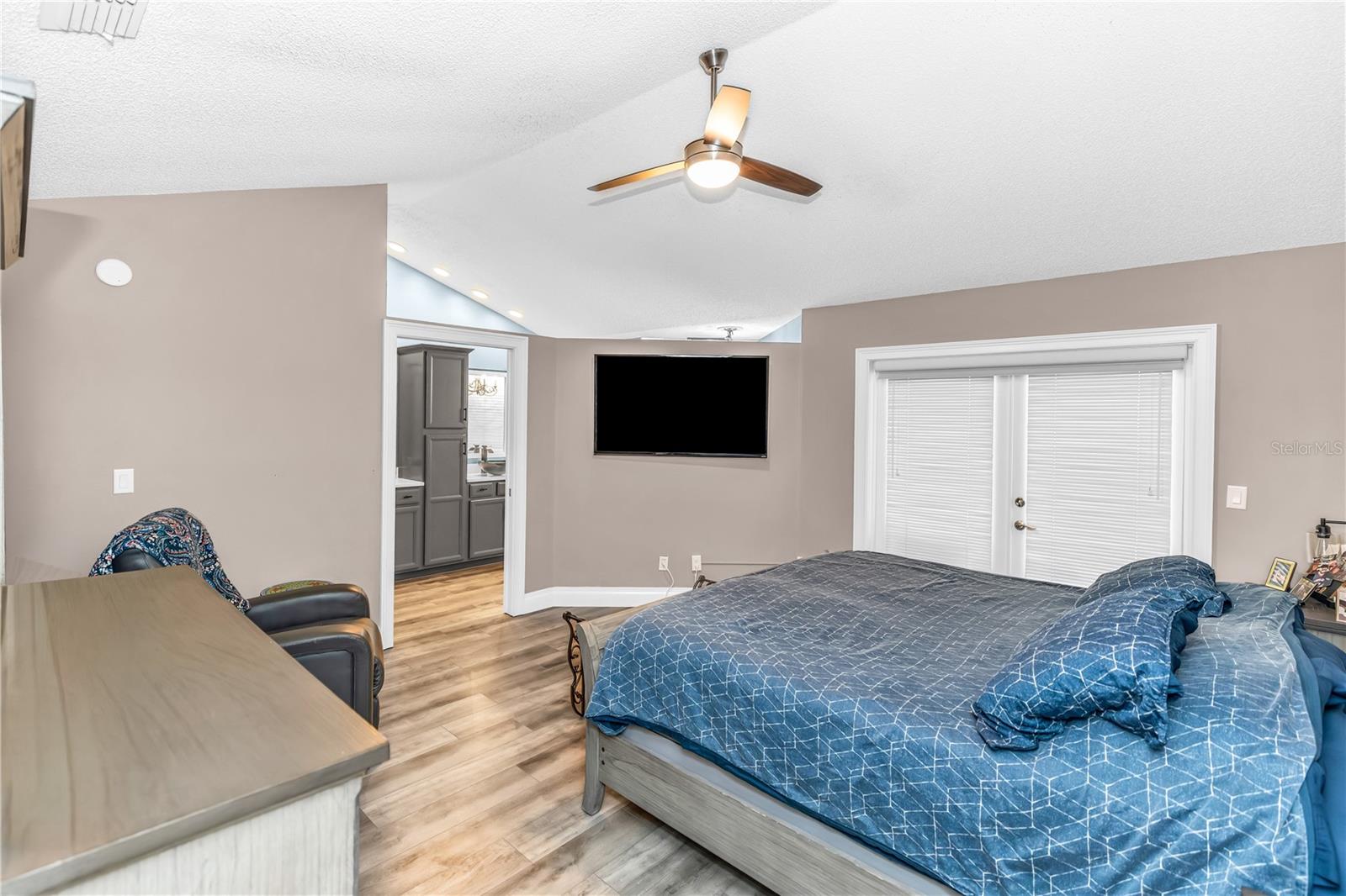 Image 11 of 37 For 404 Glen Abbey Lane