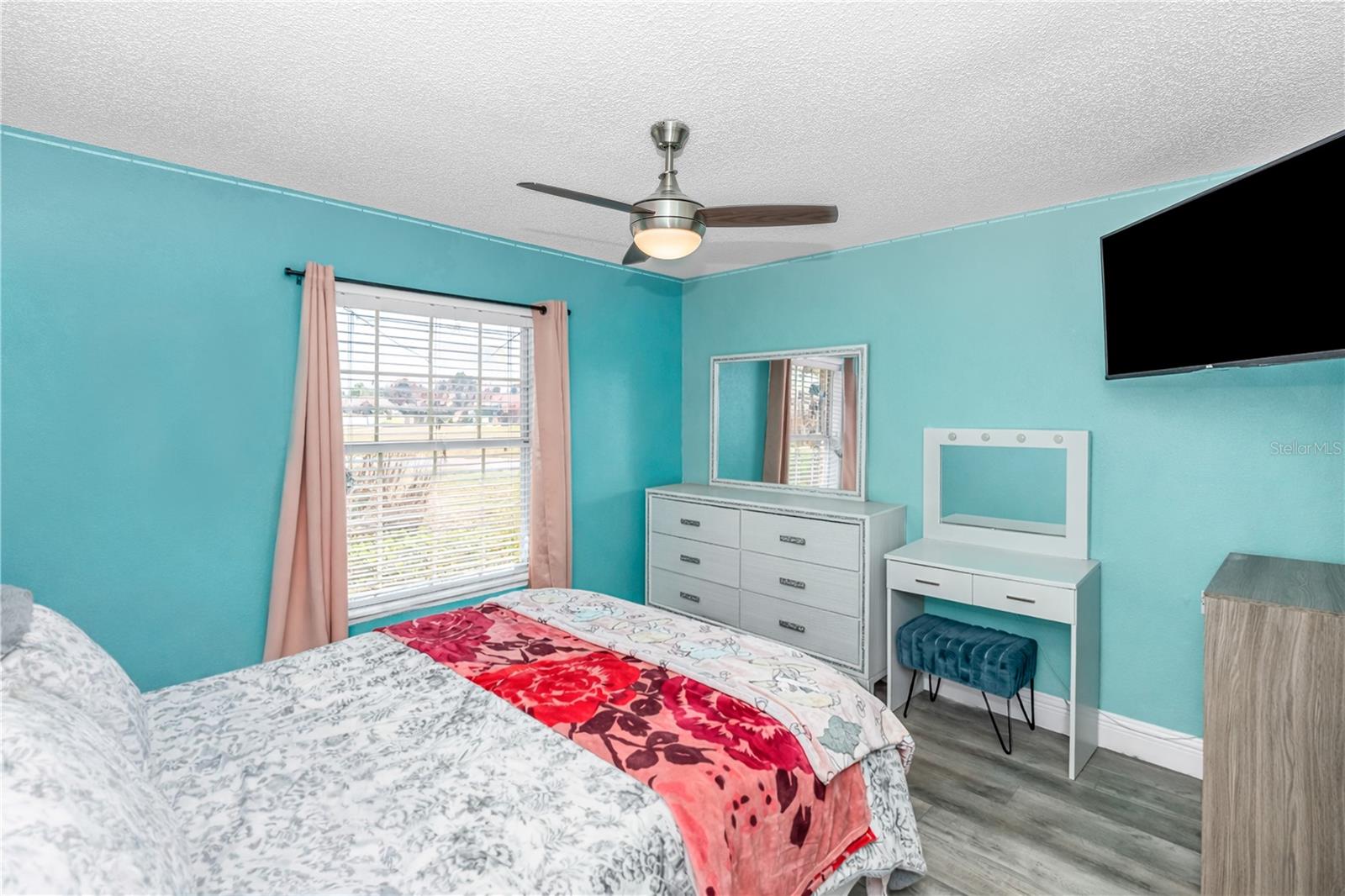 Image 20 of 37 For 404 Glen Abbey Lane