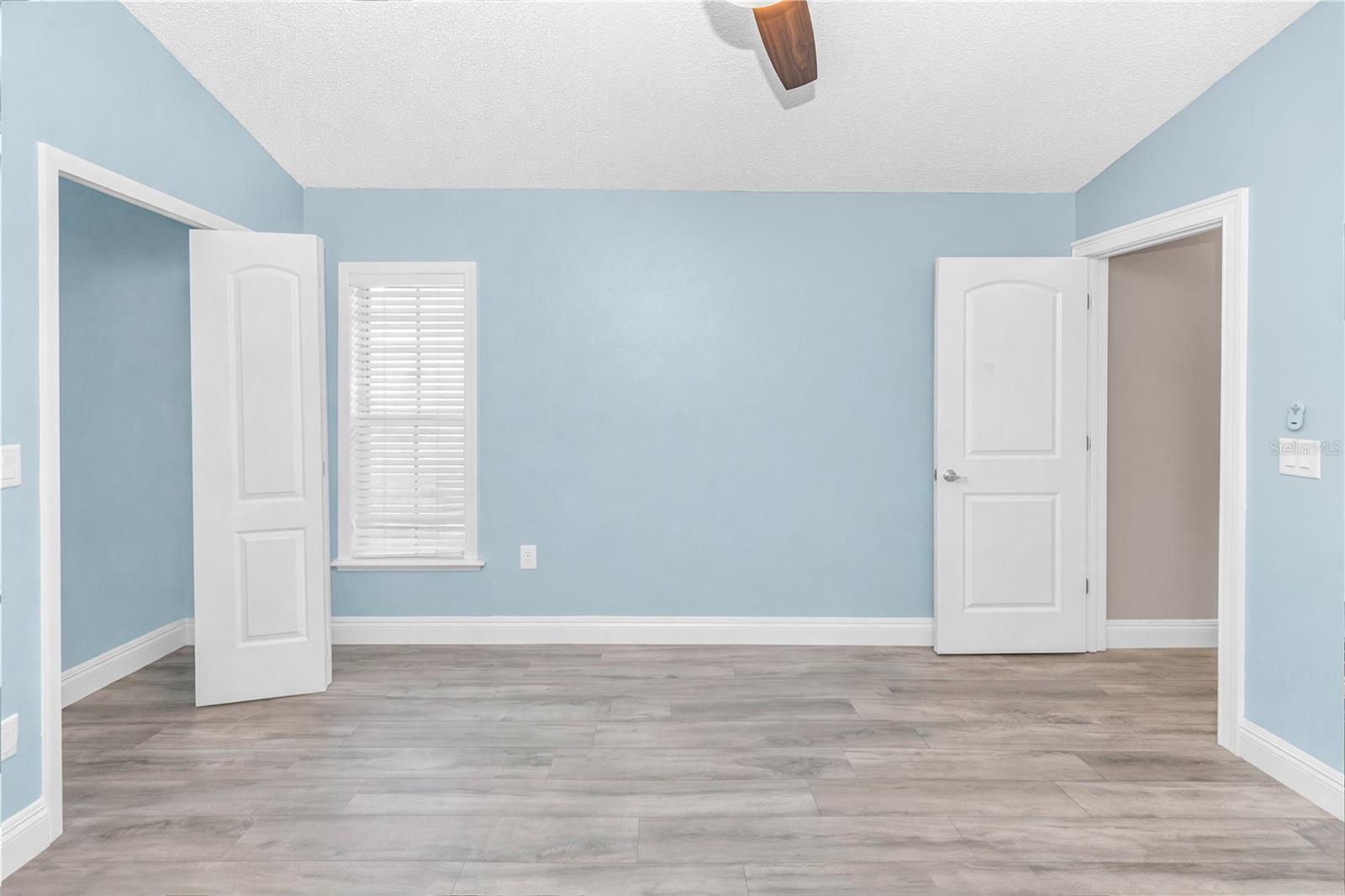 Image 21 of 37 For 404 Glen Abbey Lane