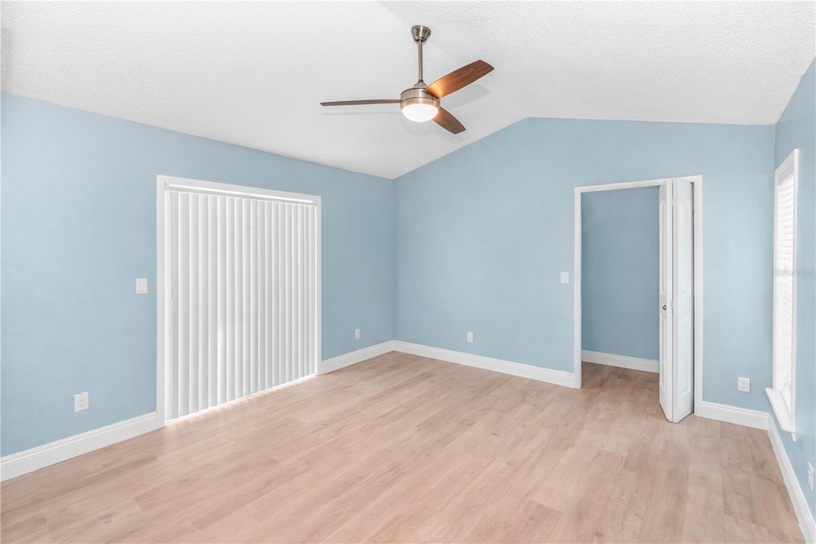 Image 22 of 37 For 404 Glen Abbey Lane