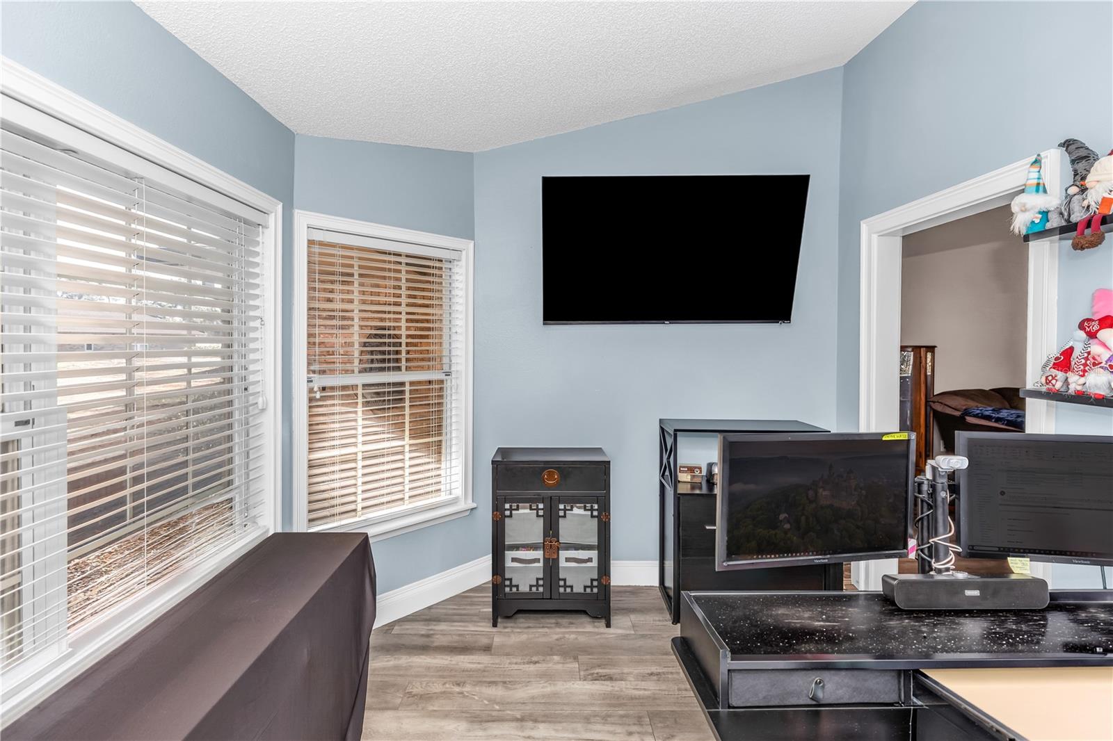 Image 23 of 37 For 404 Glen Abbey Lane