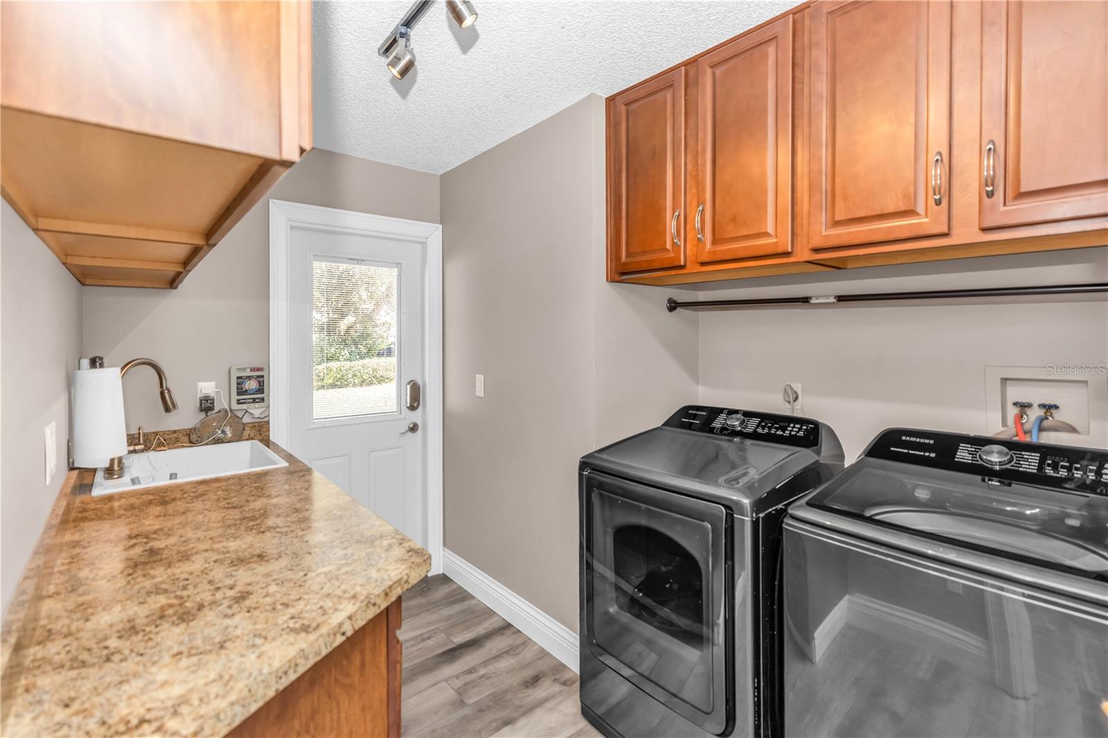 Image 25 of 37 For 404 Glen Abbey Lane