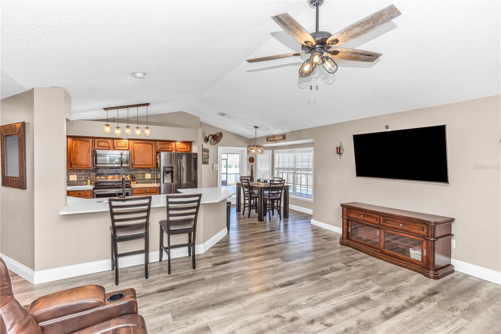 Image 6 of 37 For 404 Glen Abbey Lane