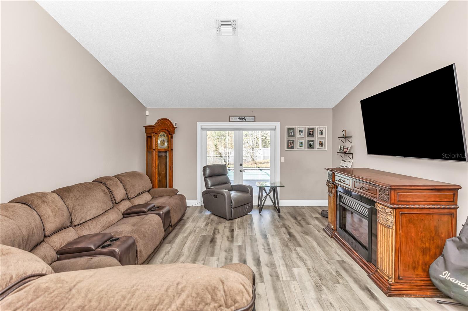 Image 9 of 37 For 404 Glen Abbey Lane