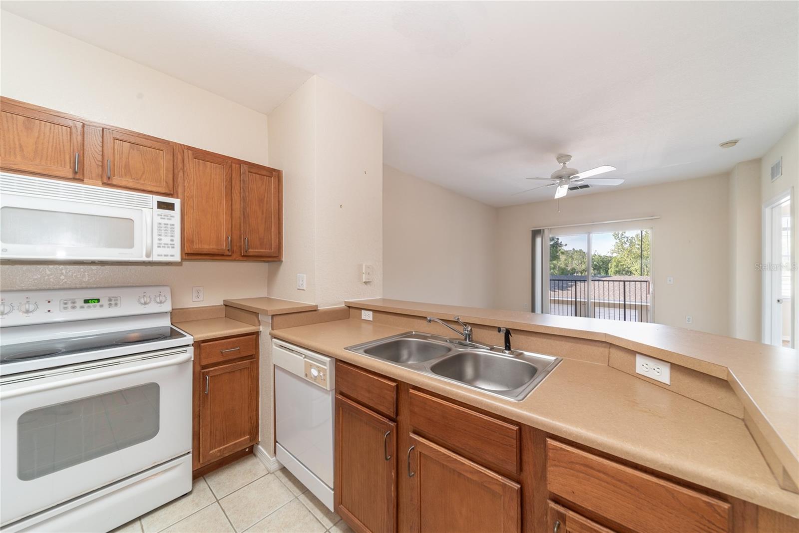 Listing photo id 8 for 8225 Claire Ann Drive 202