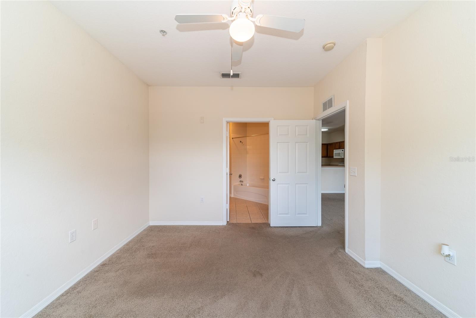 Listing photo id 20 for 8225 Claire Ann Drive 202