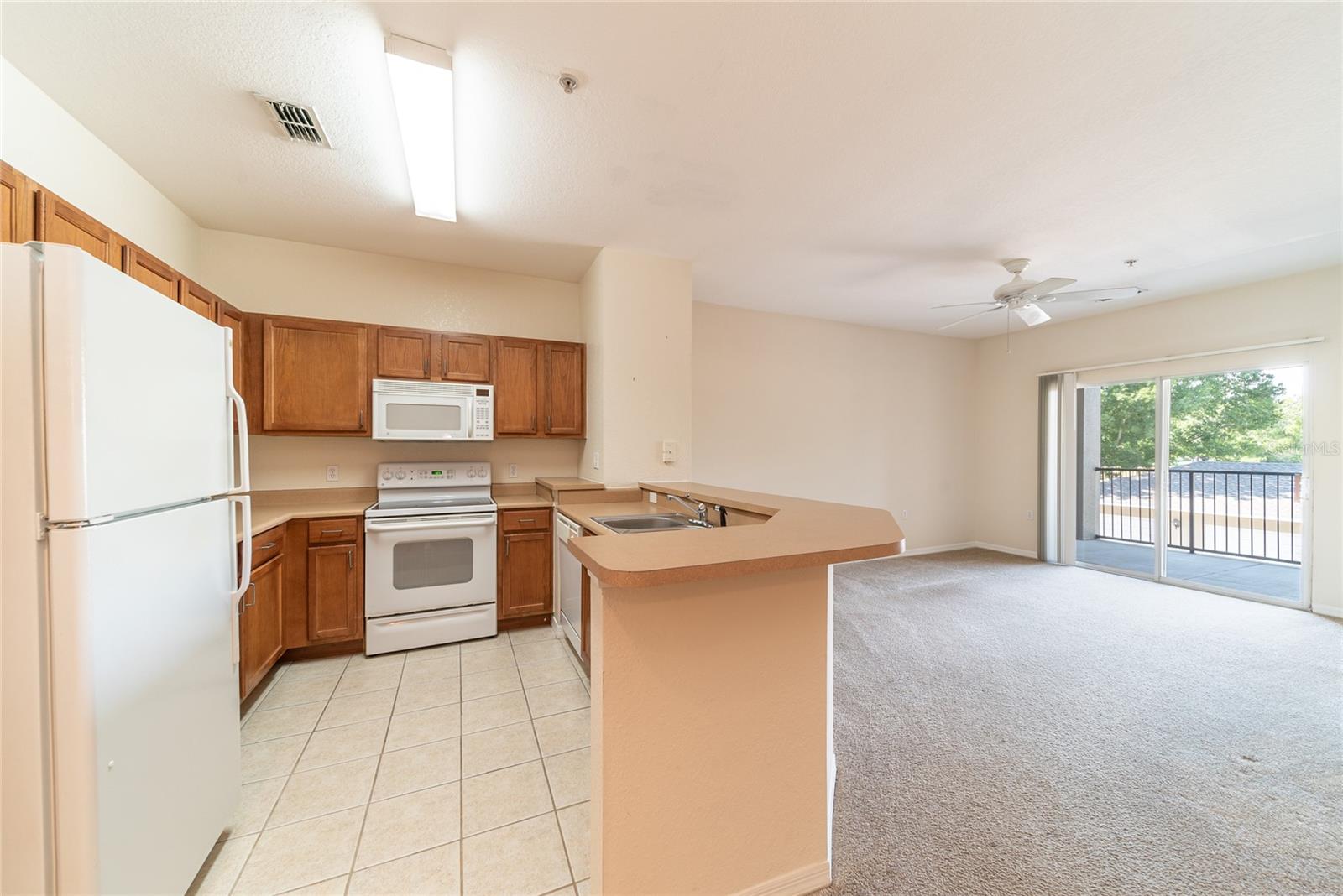 Listing photo id 5 for 8225 Claire Ann Drive 202