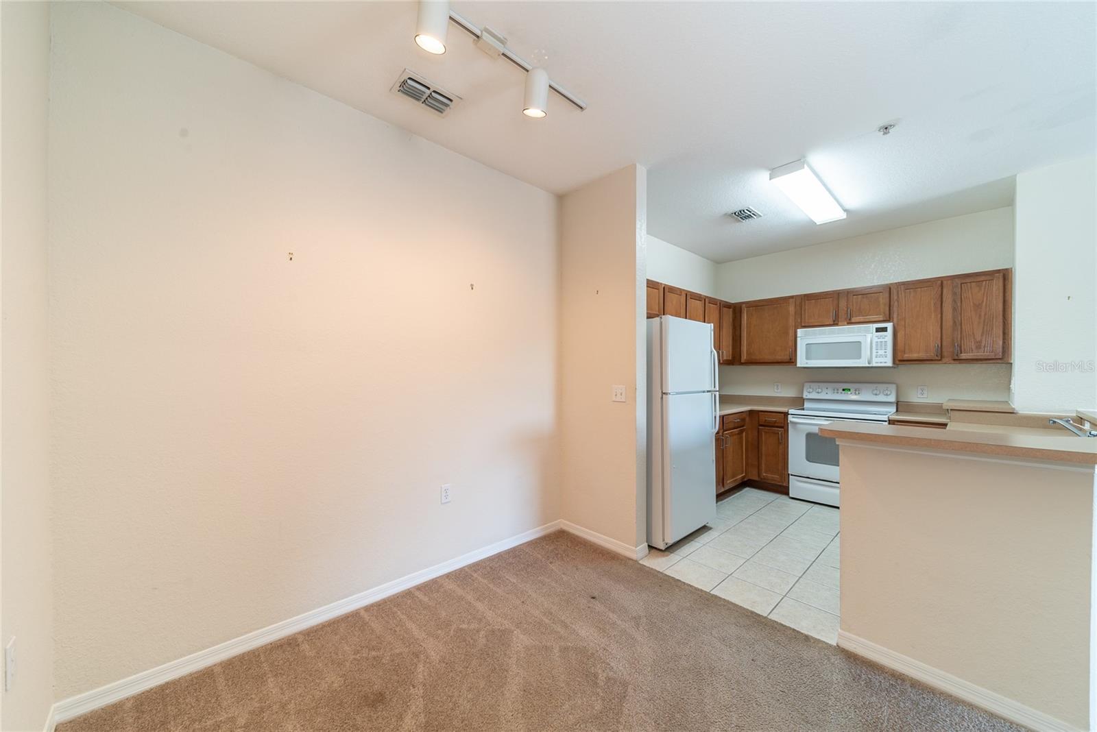 Listing photo id 6 for 8225 Claire Ann Drive 202