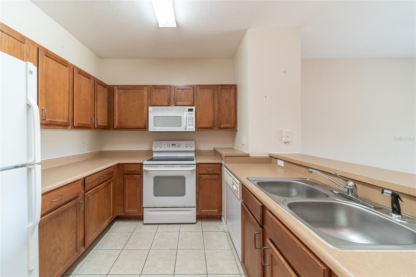 Listing photo id 7 for 8225 Claire Ann Drive 202