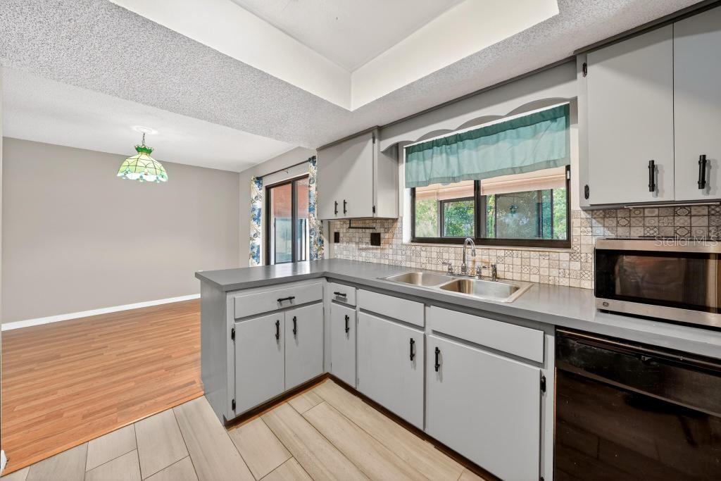 Image 12 of 62 For 2475 Parkview Avenue