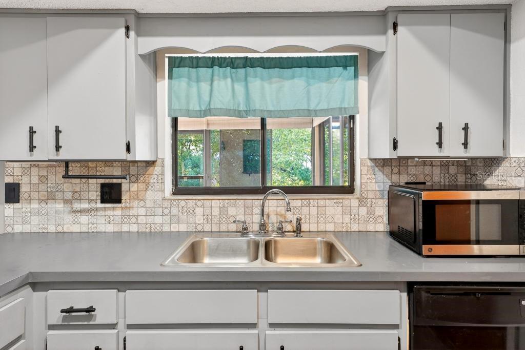 Image 13 of 62 For 2475 Parkview Avenue