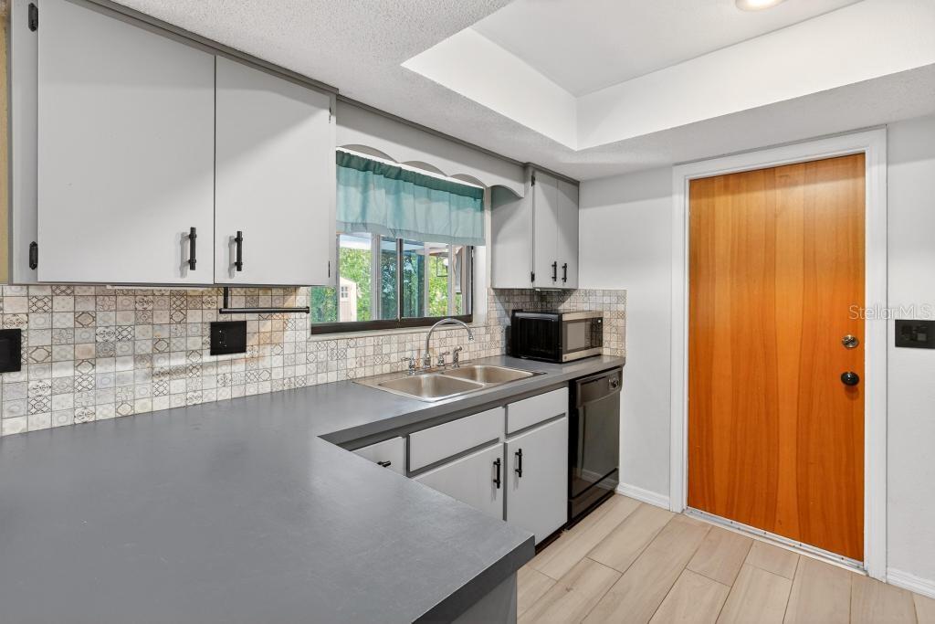 Image 15 of 62 For 2475 Parkview Avenue