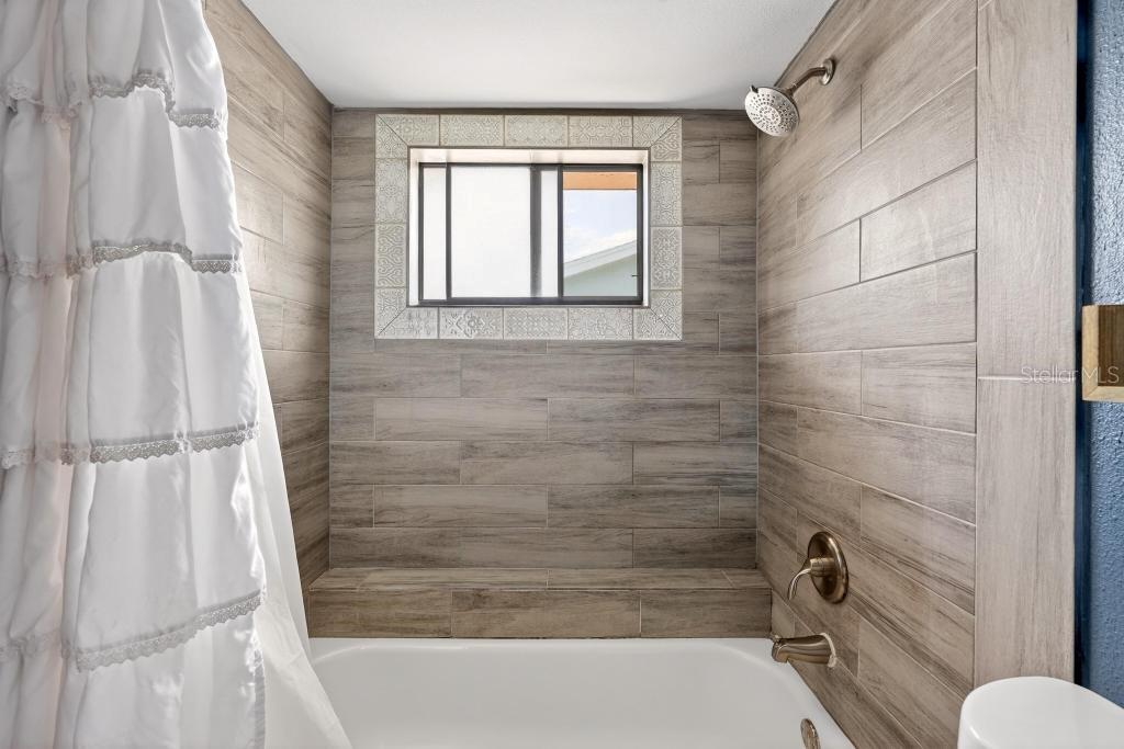 Image 33 of 62 For 2475 Parkview Avenue