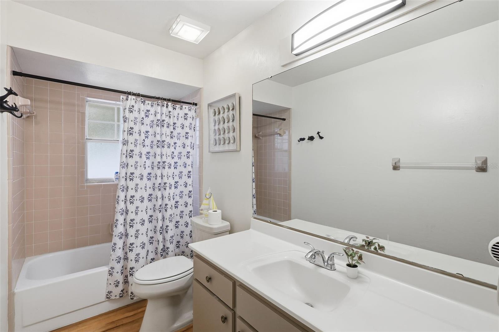 Image 20 of 42 For 244 Angeles Road