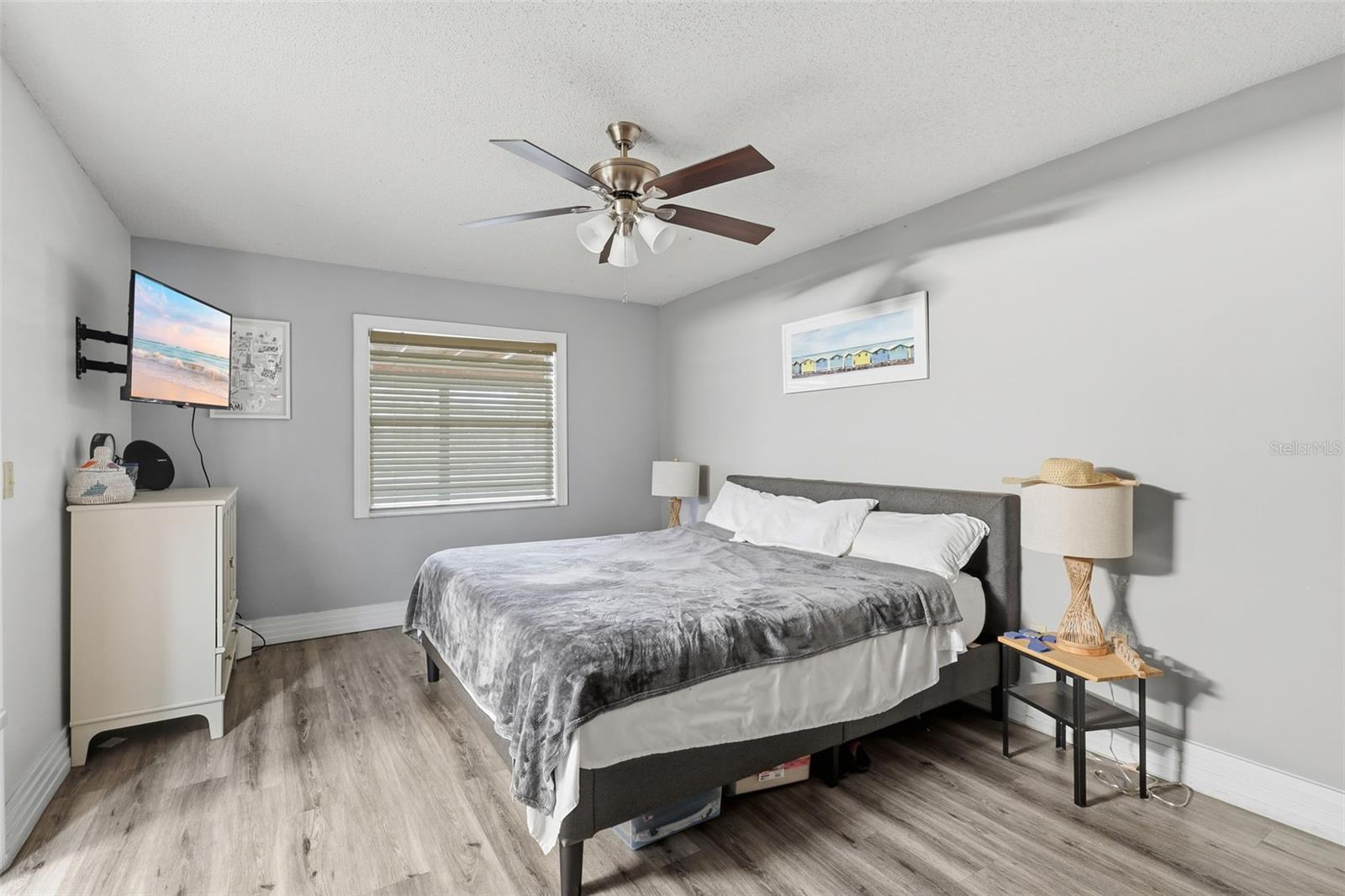 Image 25 of 42 For 244 Angeles Road