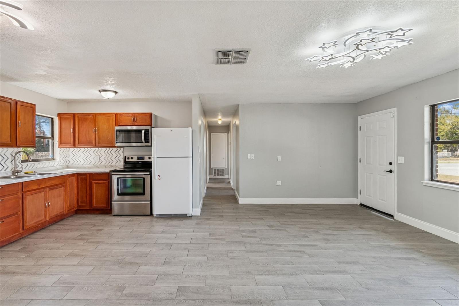 Image 4 of 50 For 1402 Rolling Green Drive