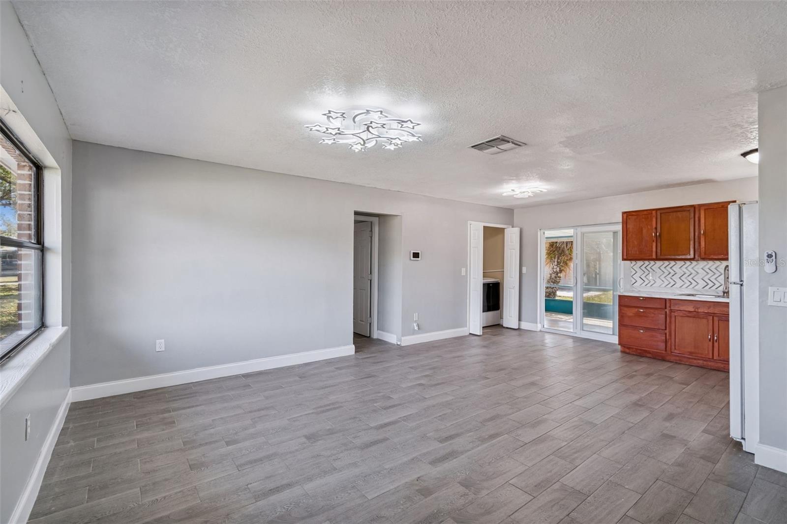 Image 5 of 50 For 1402 Rolling Green Drive