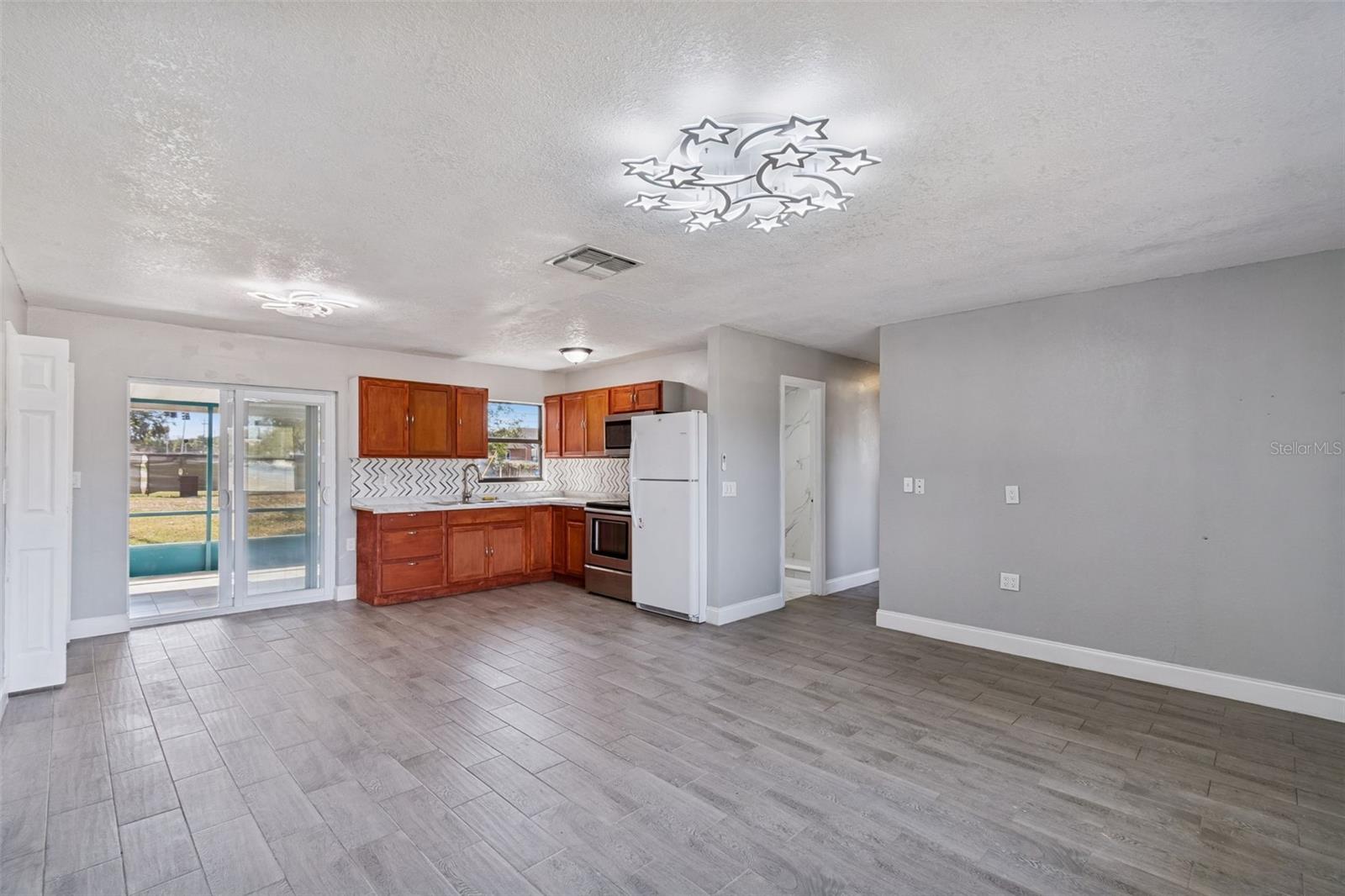 Image 6 of 50 For 1402 Rolling Green Drive