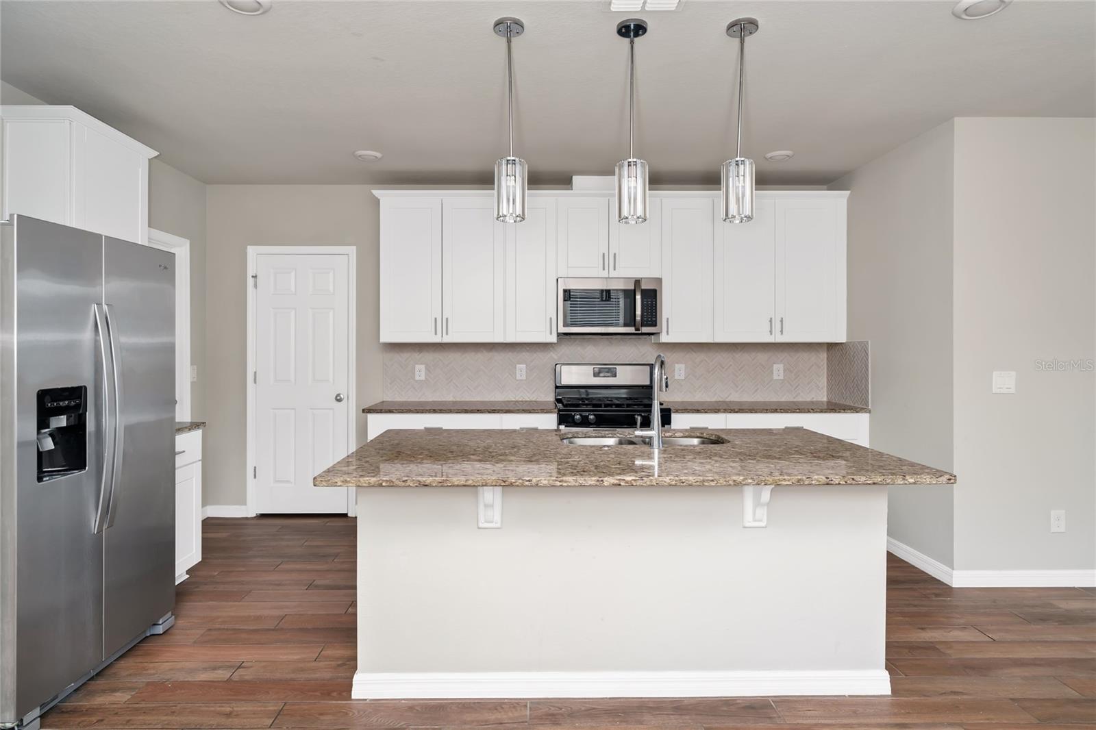 Image 6 of 46 For 3817 Shoveler Avenue