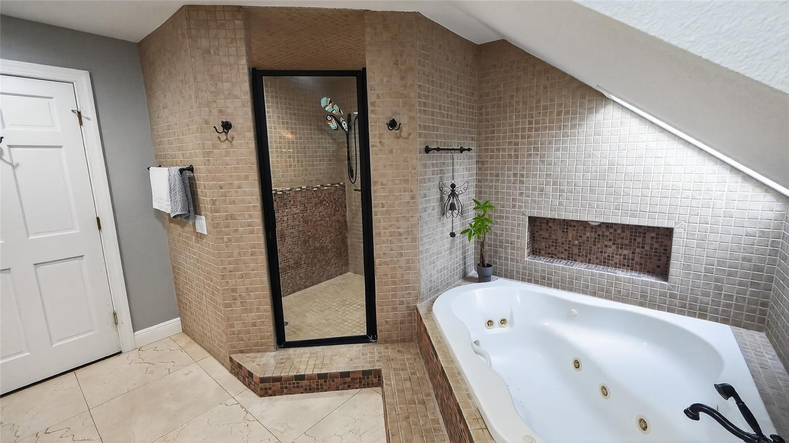 Image 22 of 76 For 810 Sweetwater Club Boulevard