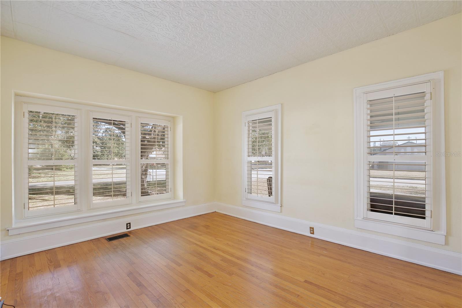 Listing photo id 10 for 2400 Park Avenue