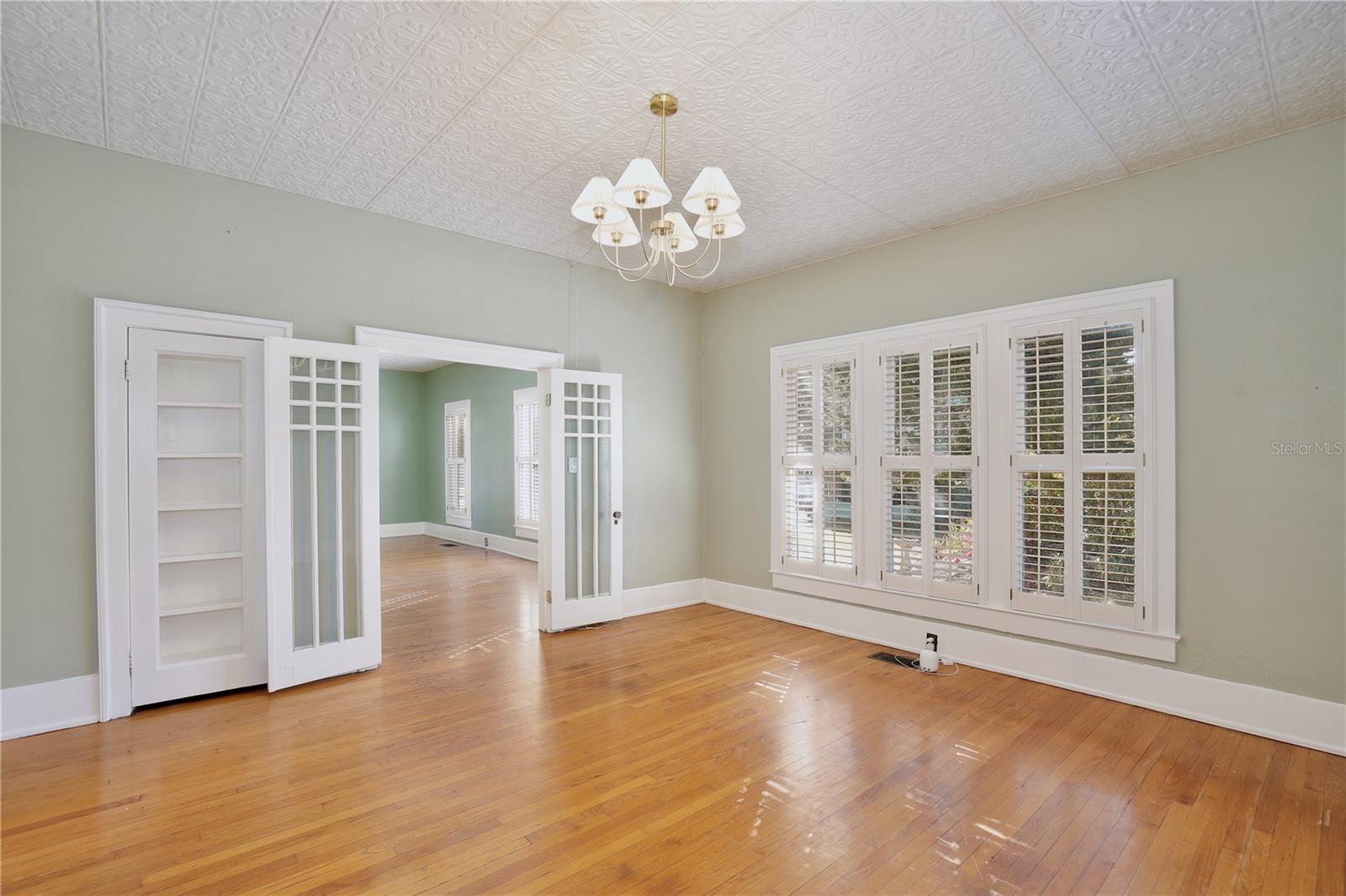 Listing photo id 12 for 2400 Park Avenue