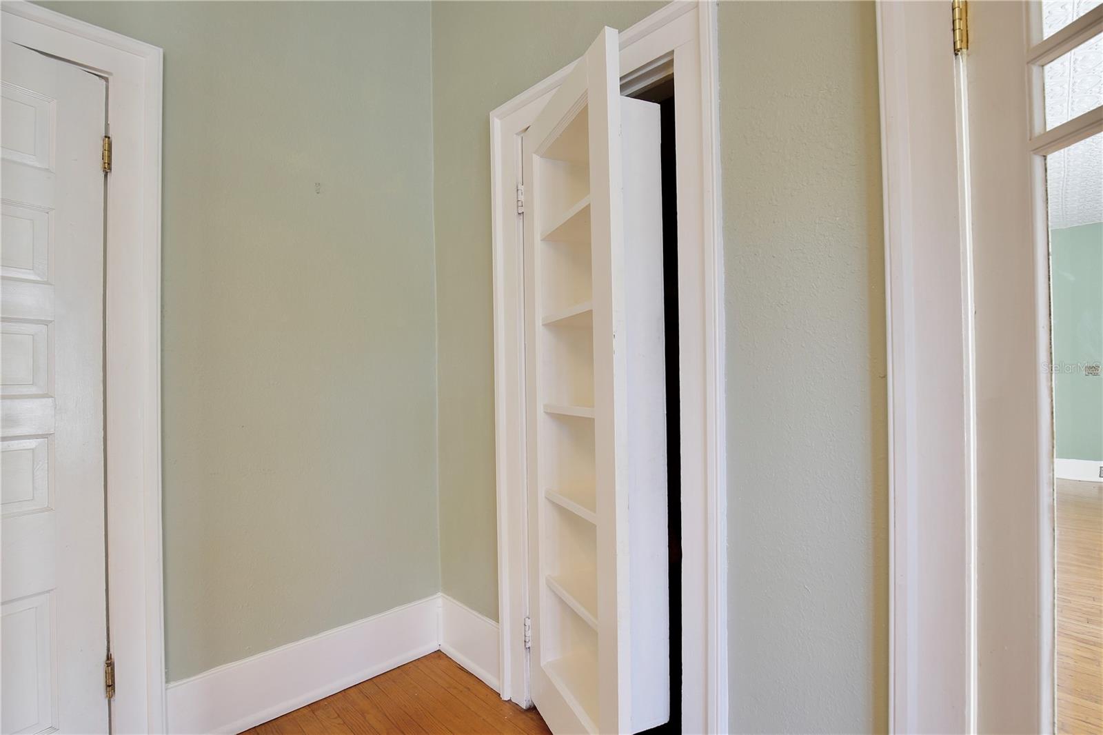 Listing photo id 13 for 2400 Park Avenue