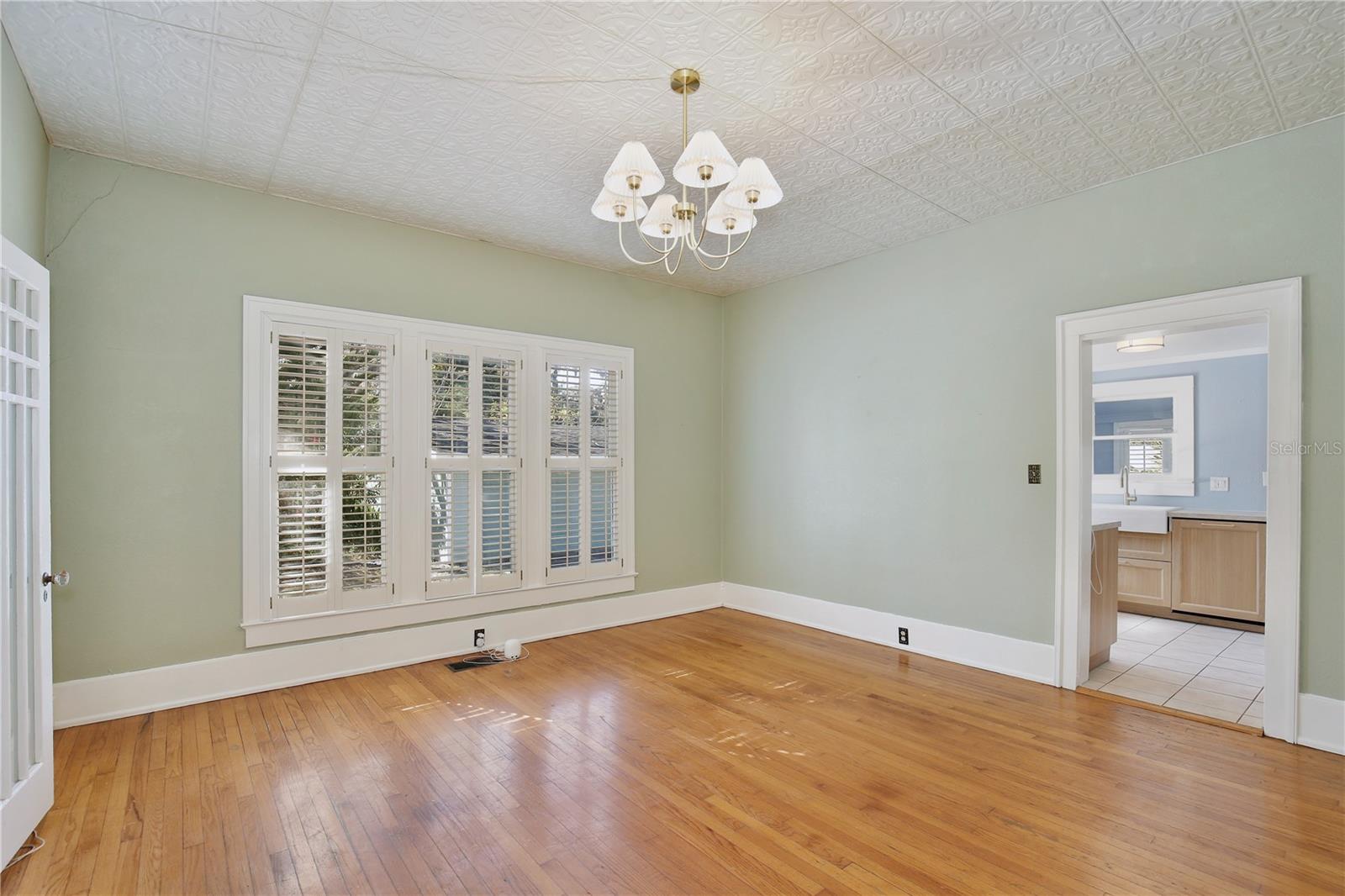 Listing photo id 14 for 2400 Park Avenue