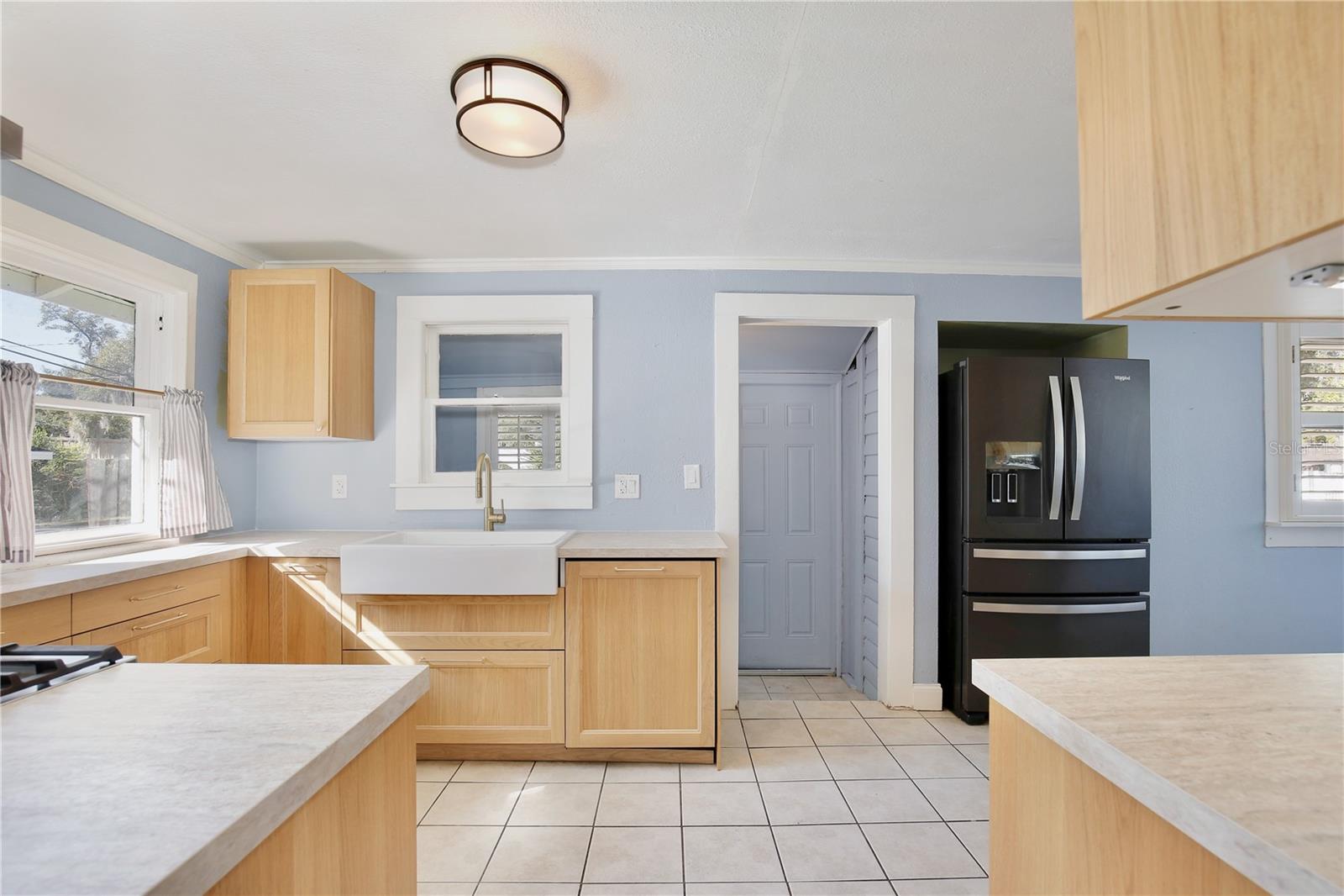 Listing photo id 16 for 2400 Park Avenue