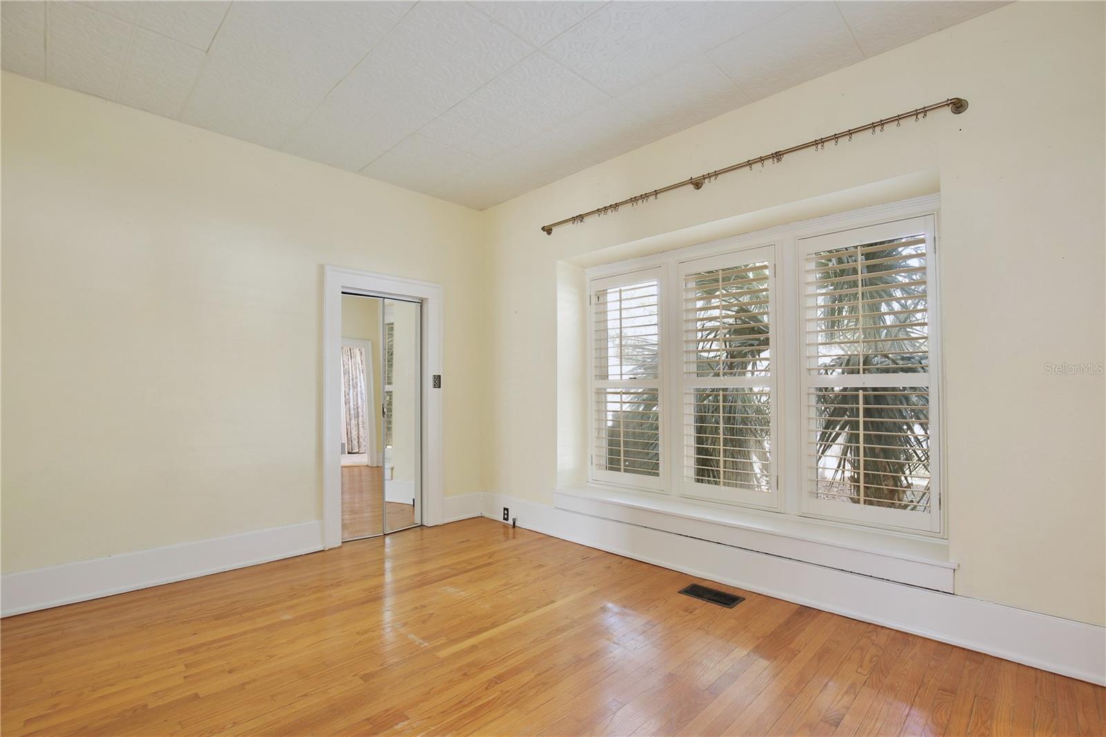 Listing photo id 21 for 2400 Park Avenue