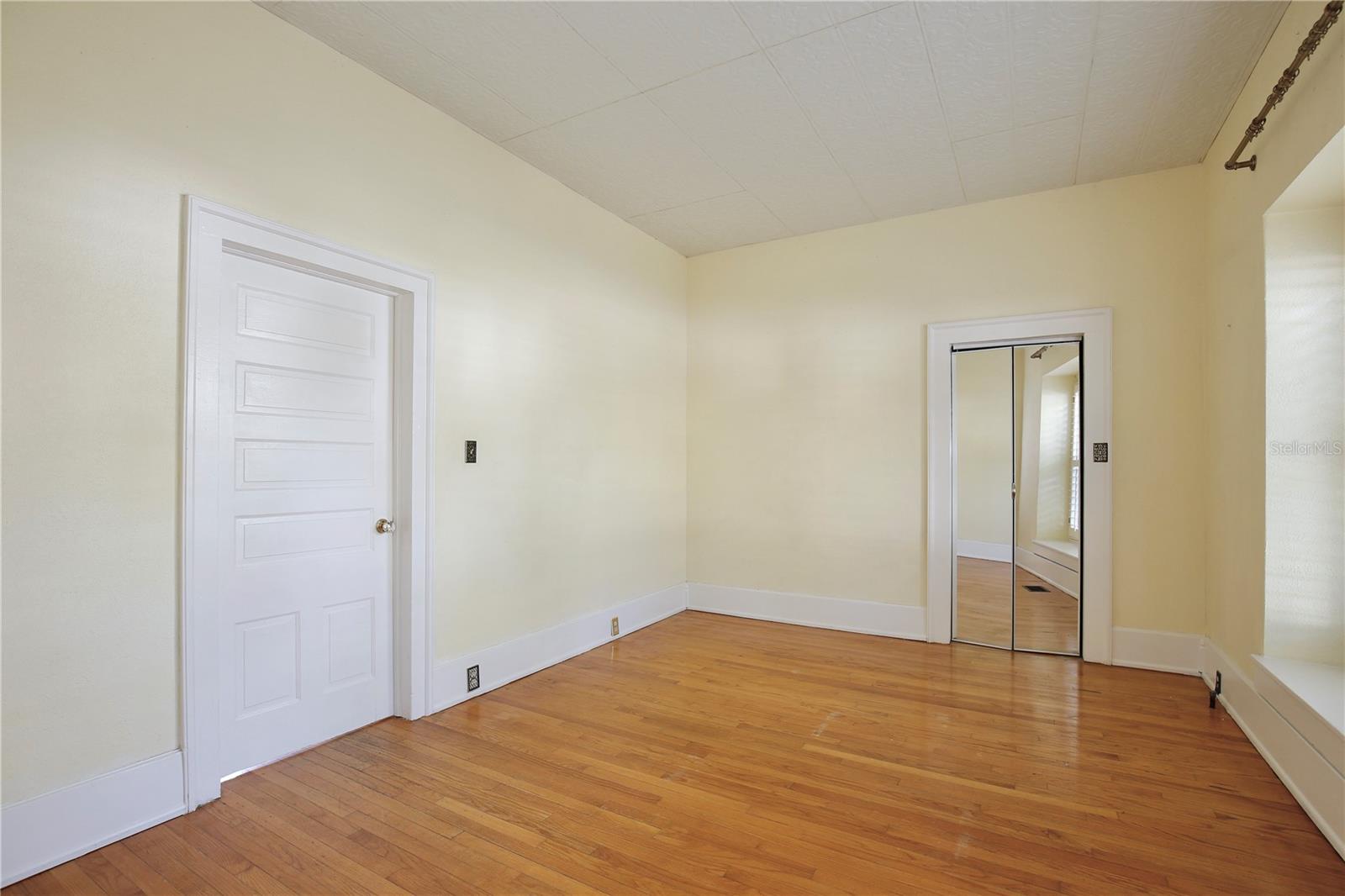 Listing photo id 22 for 2400 Park Avenue