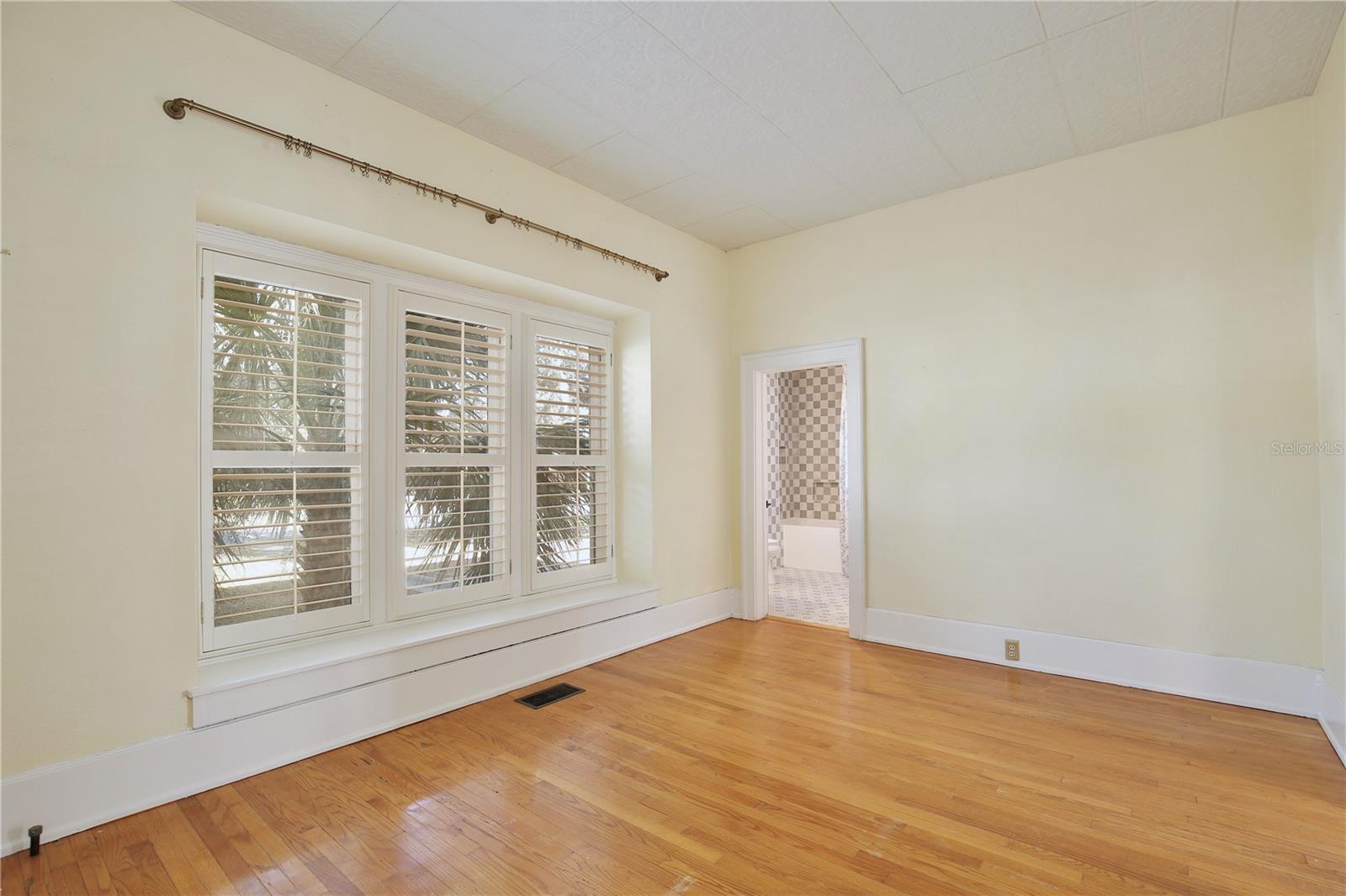 Listing photo id 24 for 2400 Park Avenue