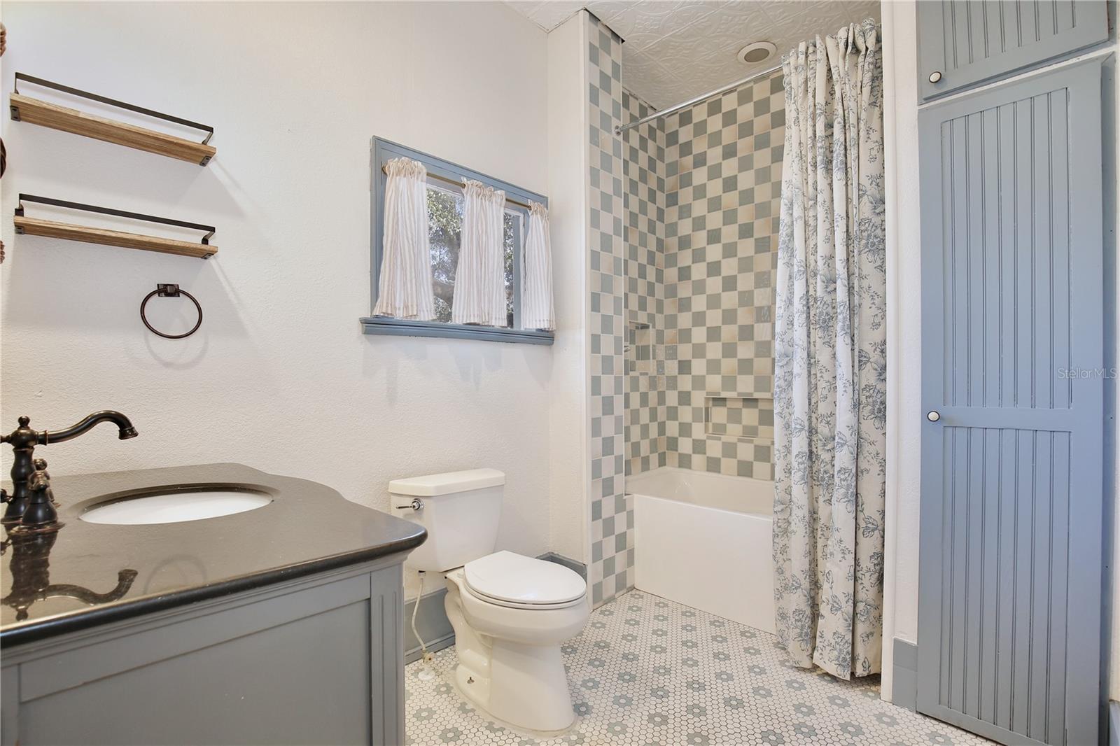 Listing photo id 25 for 2400 Park Avenue