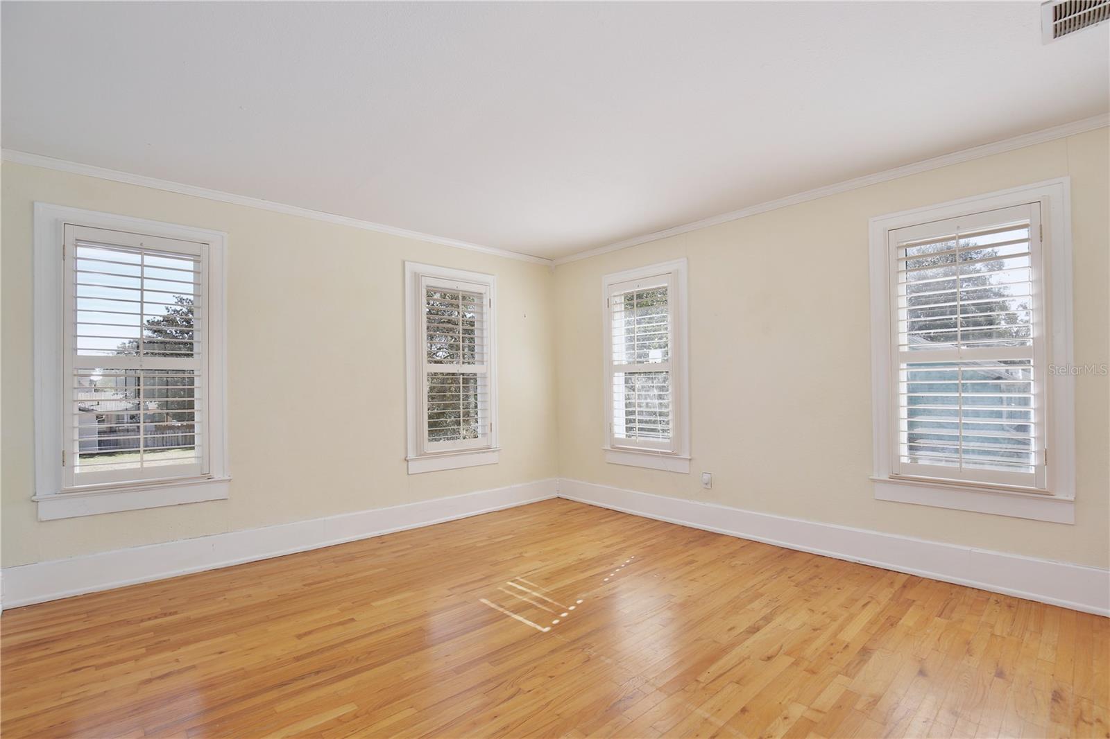 Listing photo id 29 for 2400 Park Avenue