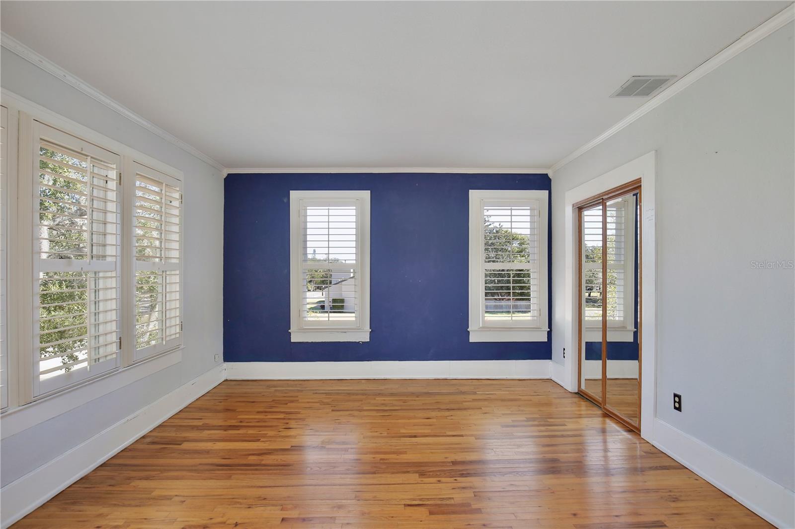 Listing photo id 33 for 2400 Park Avenue