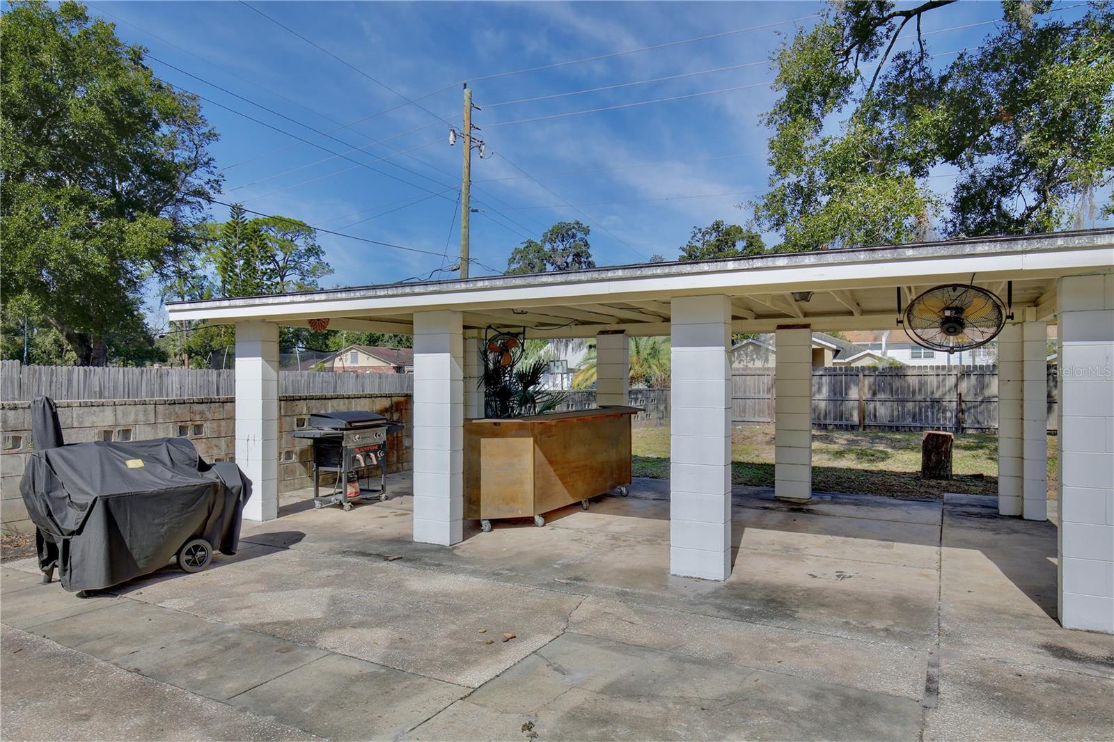 Listing photo id 40 for 2400 Park Avenue