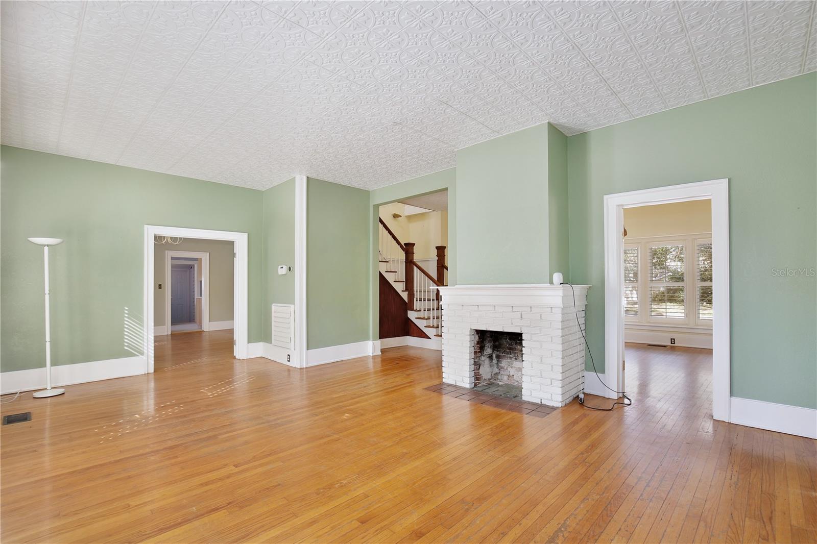 Listing photo id 7 for 2400 Park Avenue