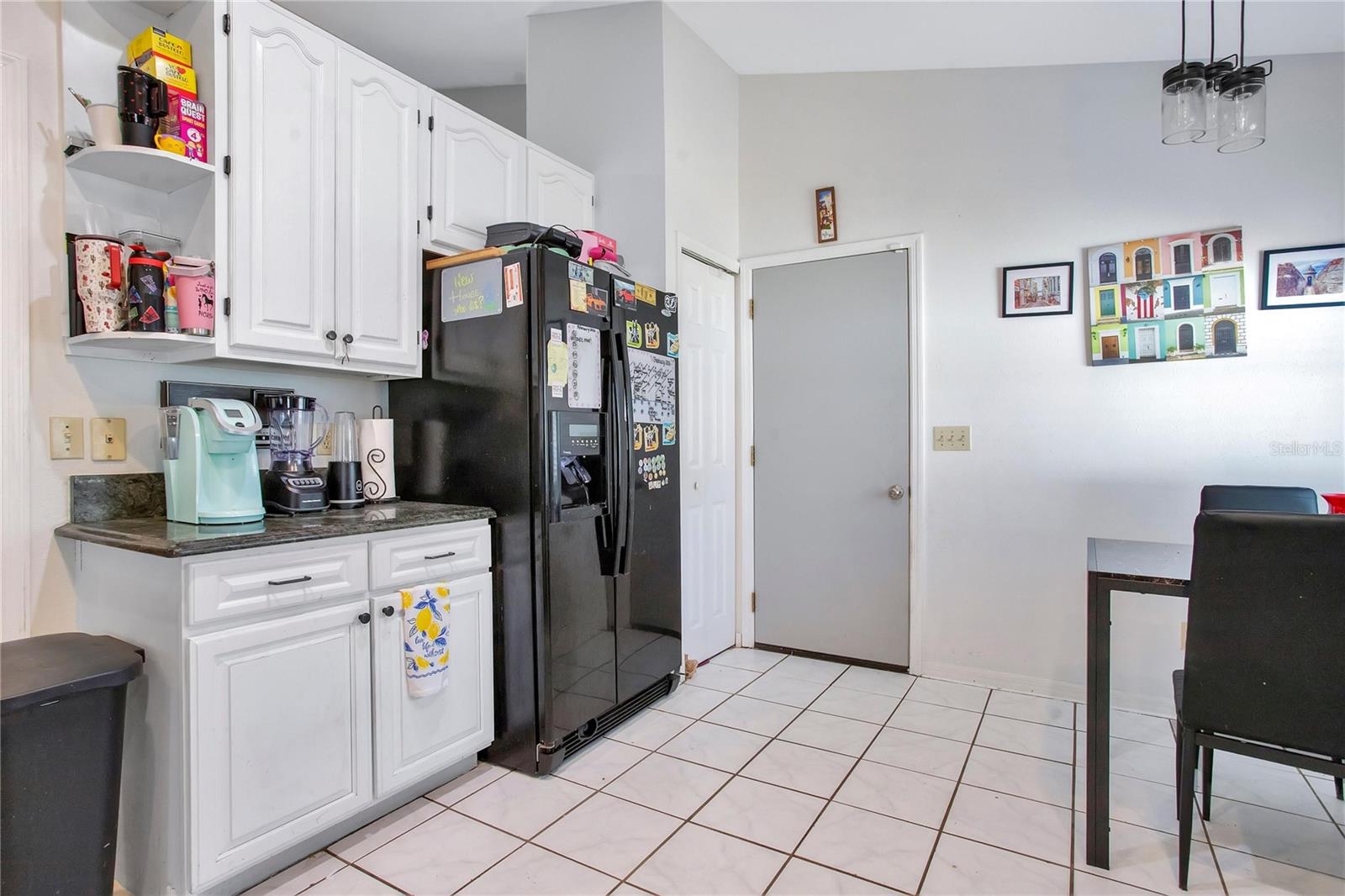 Listing photo id 8 for 4133 Barret Avenue