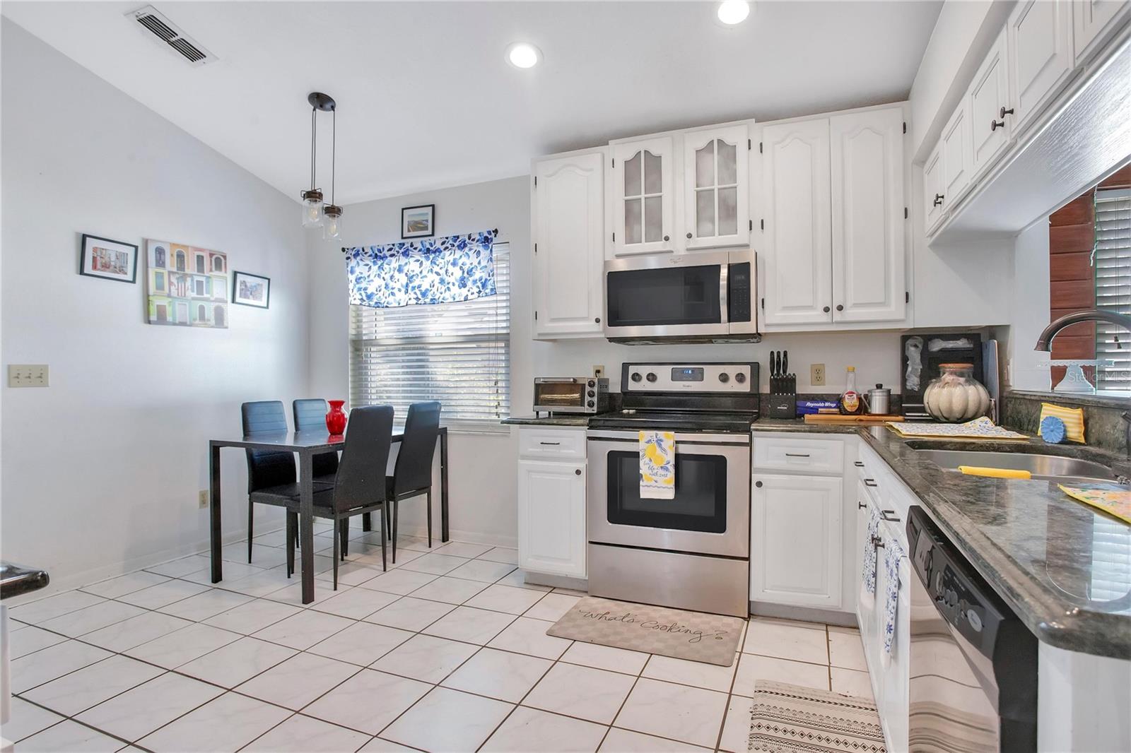 Listing photo id 9 for 4133 Barret Avenue