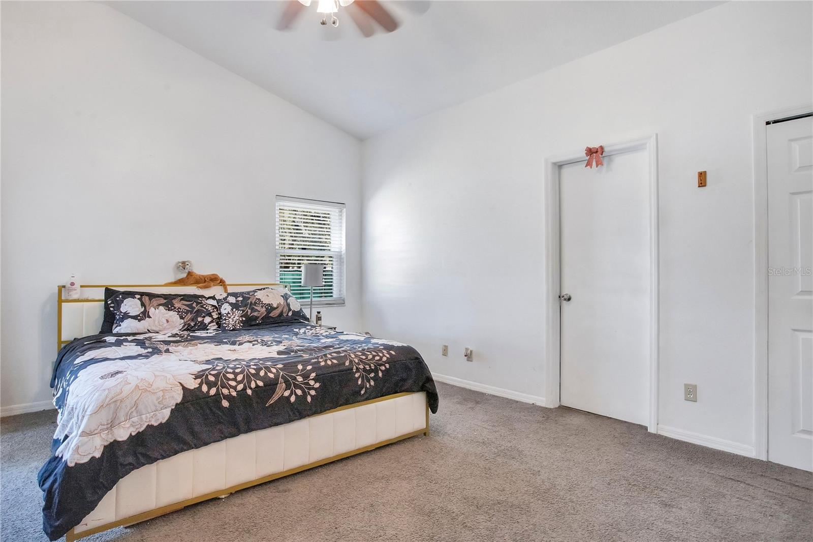 Listing photo id 10 for 4133 Barret Avenue