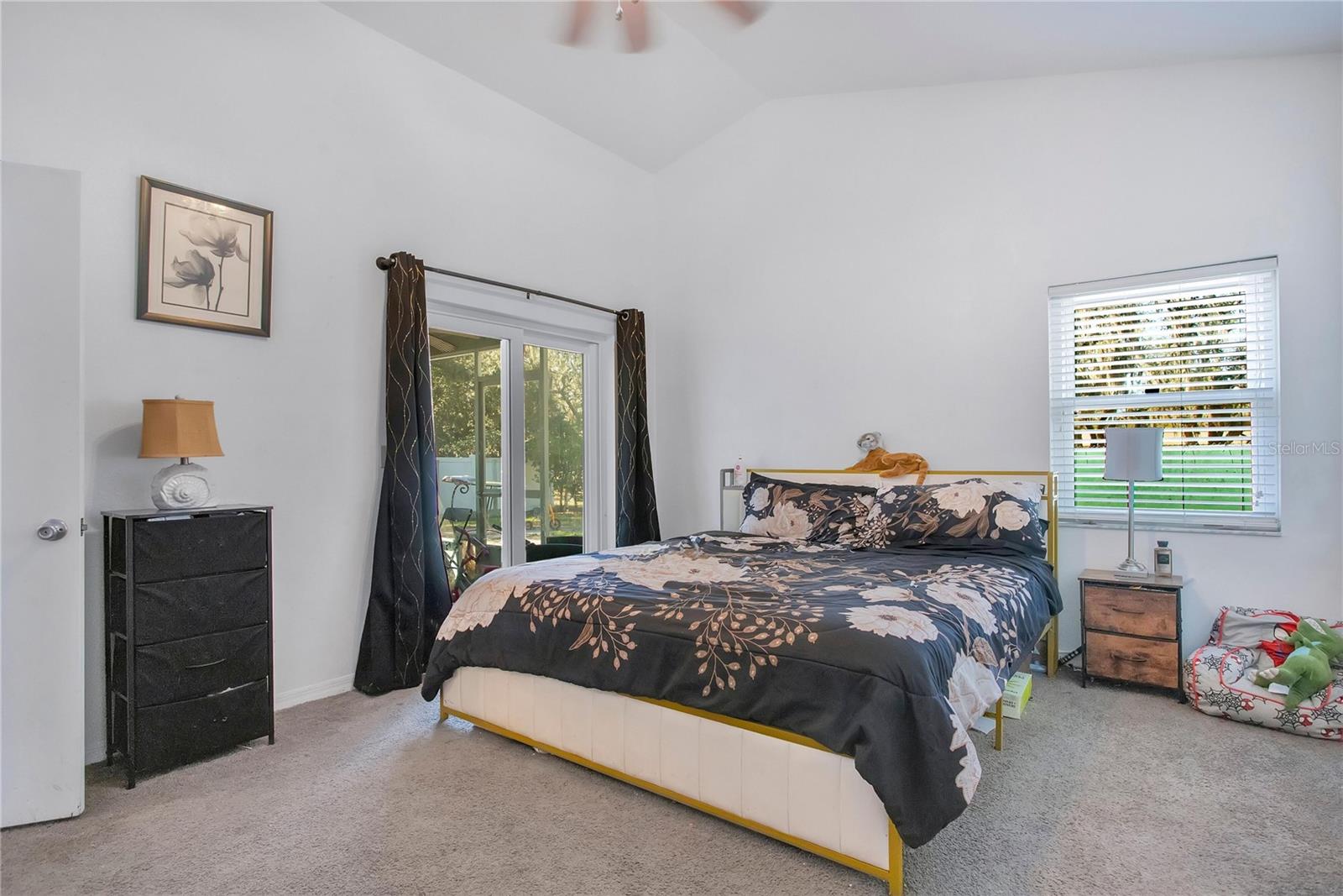 Listing photo id 11 for 4133 Barret Avenue