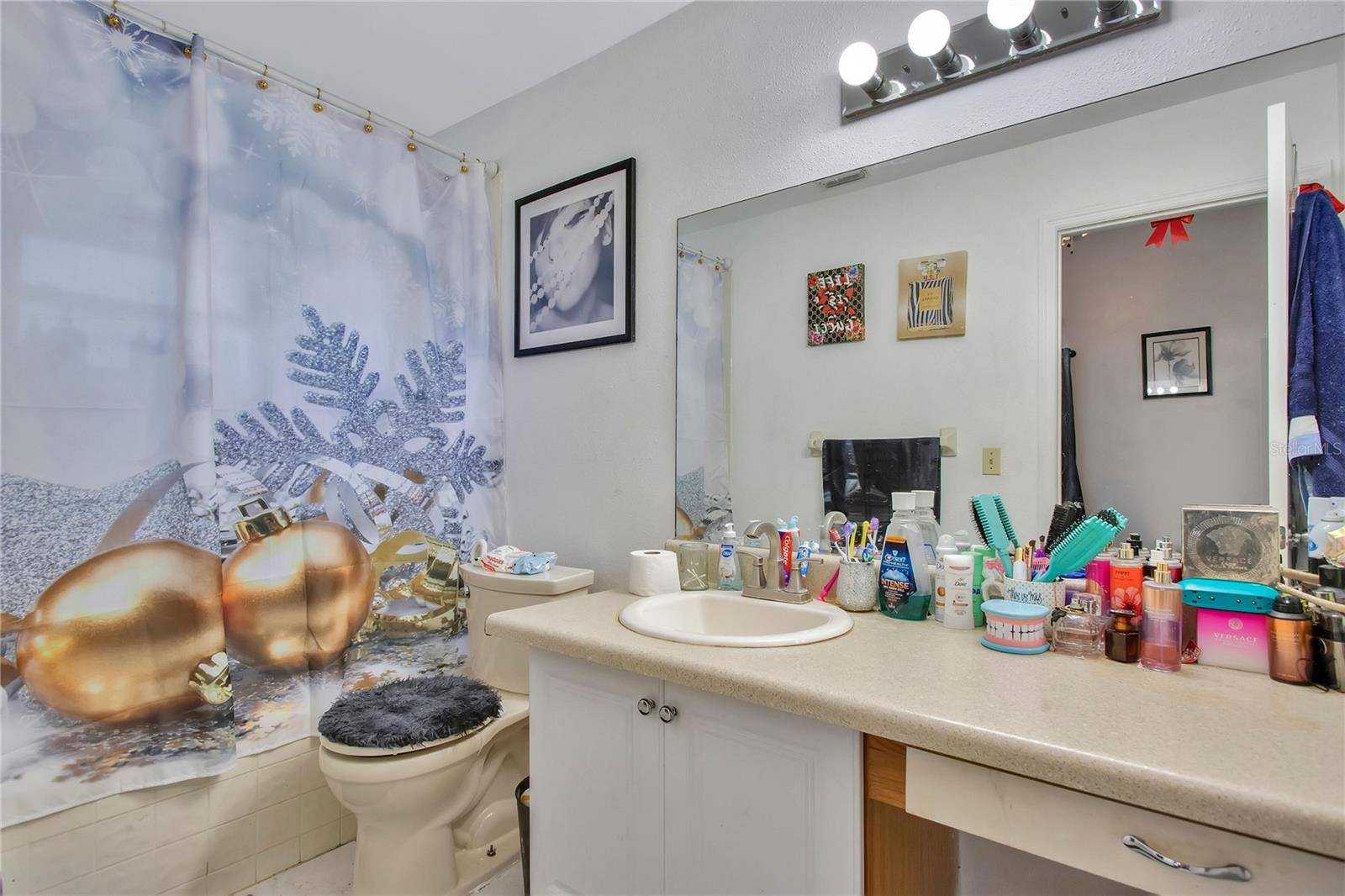 Listing photo id 12 for 4133 Barret Avenue